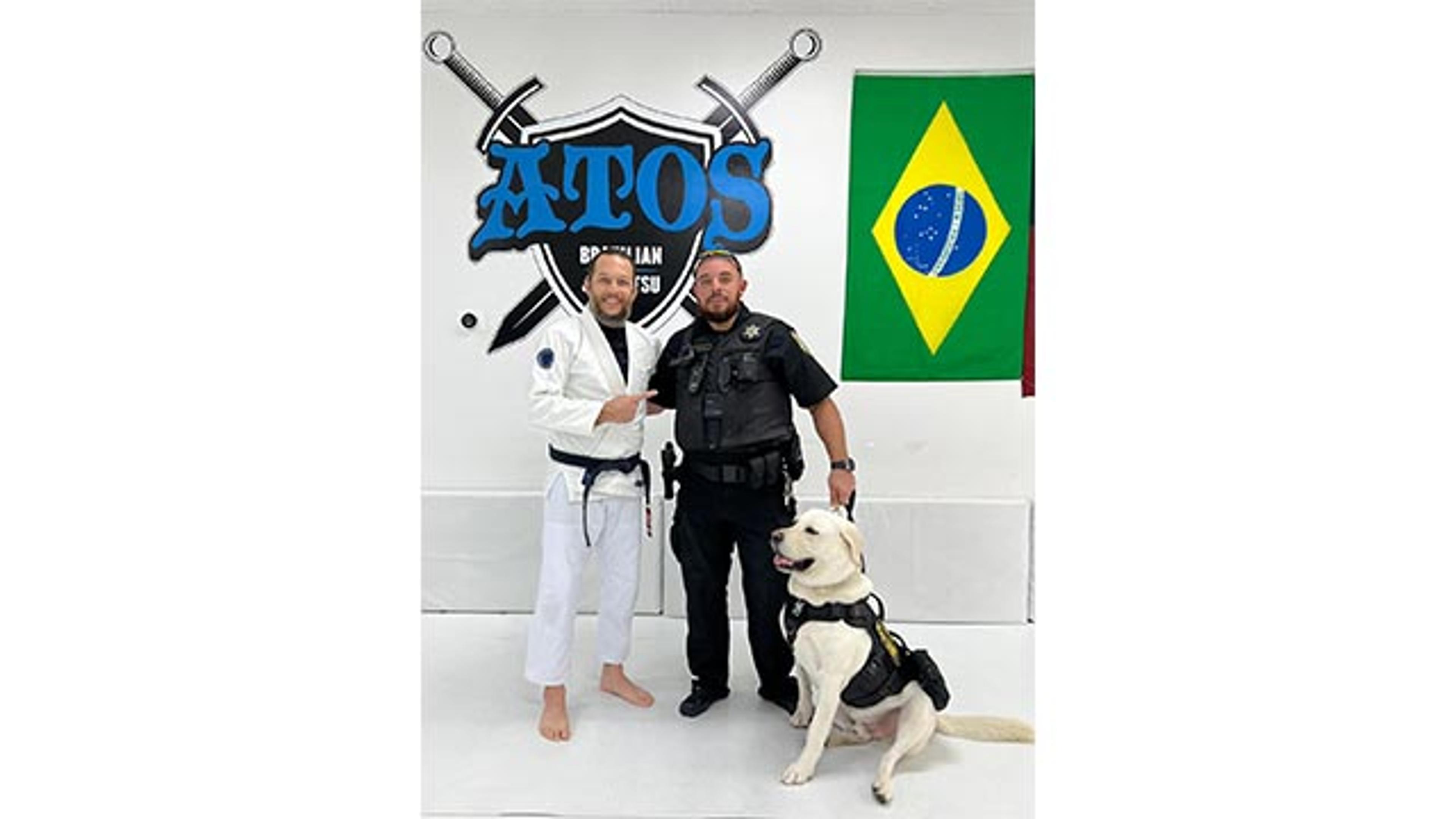 Brasileiro é referência em aulas de jiu-jitsu para mulheres, policiais e bombeiros nos EUA