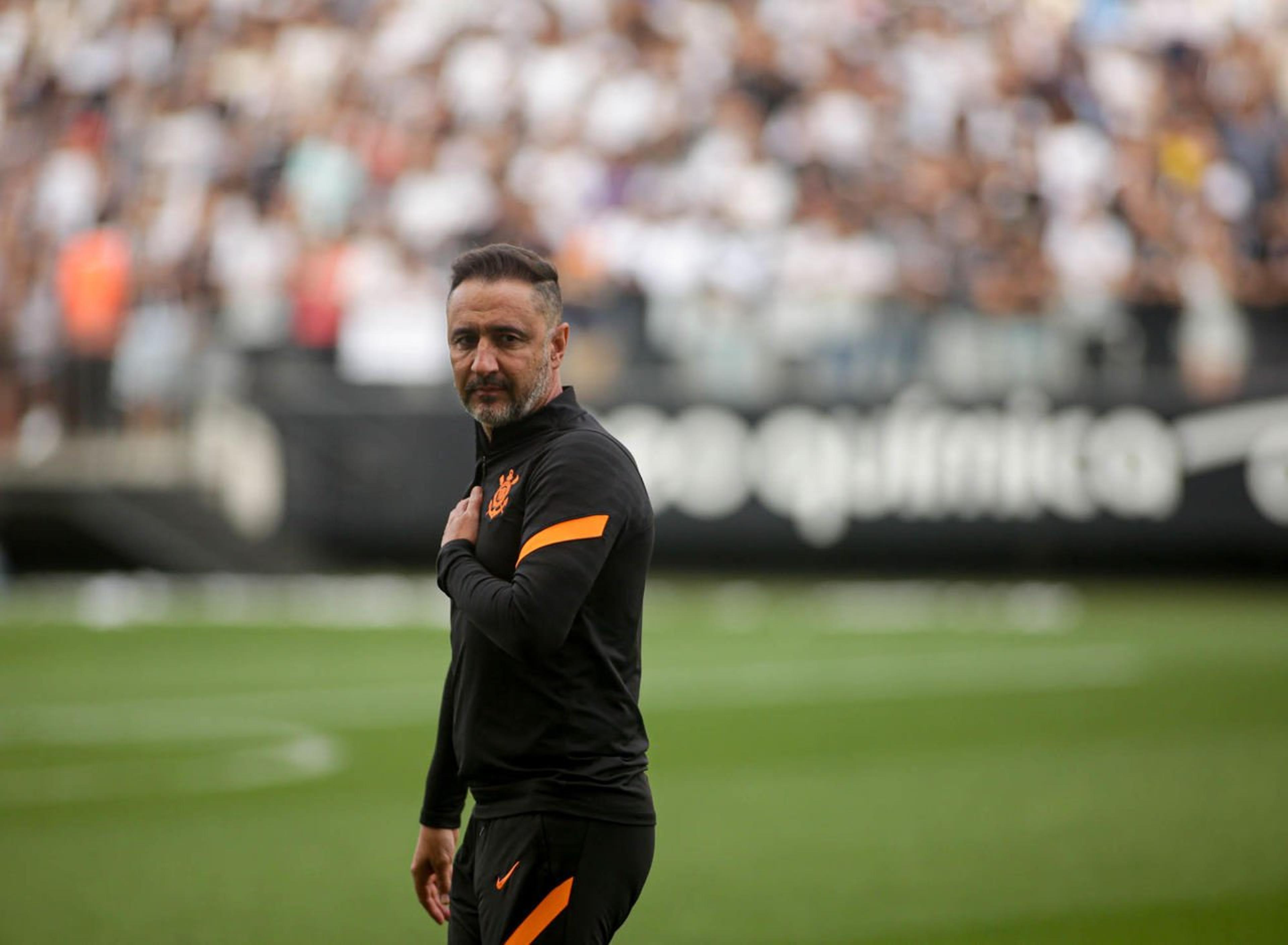 Vítor Pereira xinga Fábio Santos de covarde e expõe elenco do Corinthians