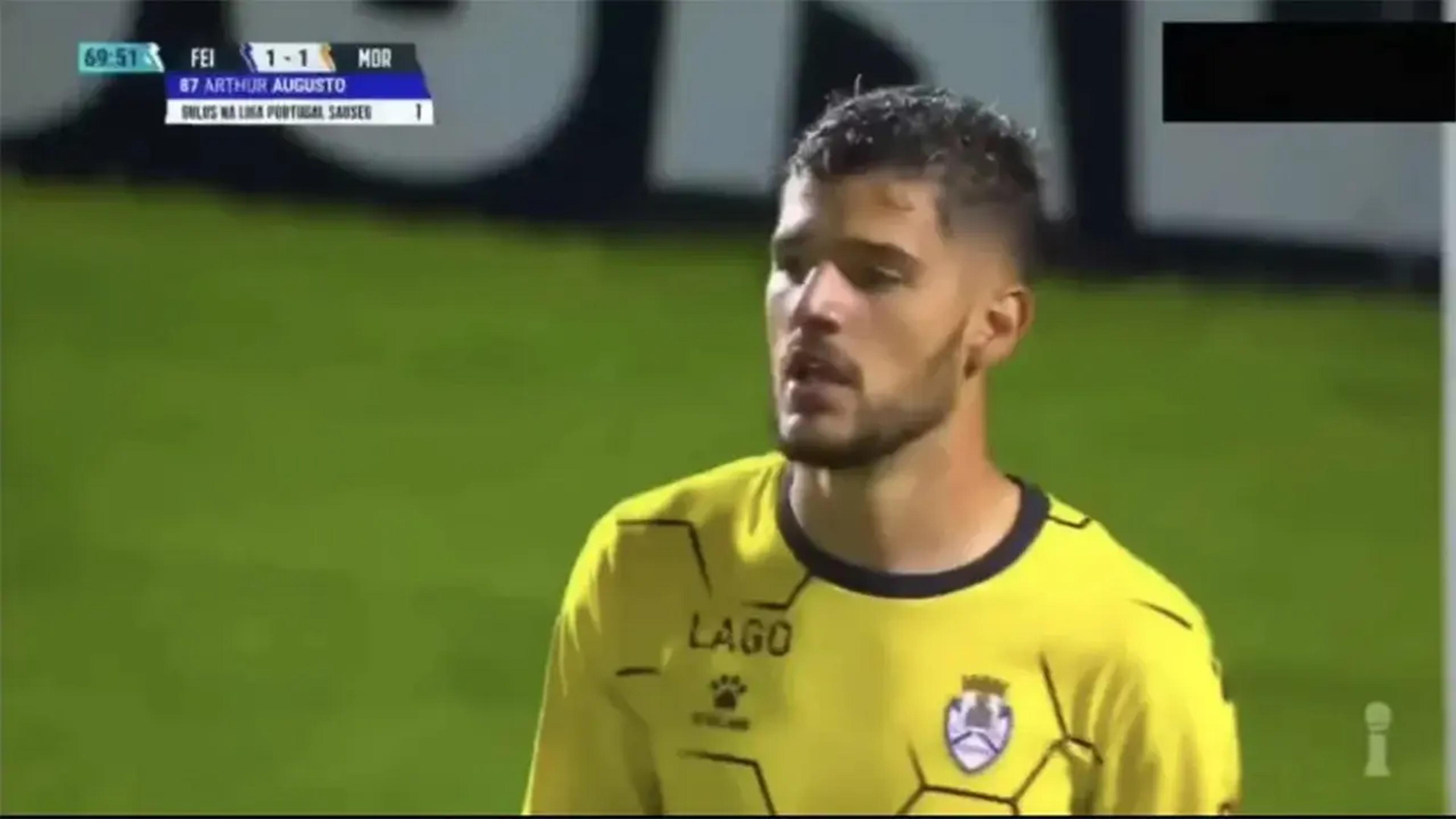 VÍDEO: Goleiro brasileiro marca golaço em chutão da própria área em Portugal