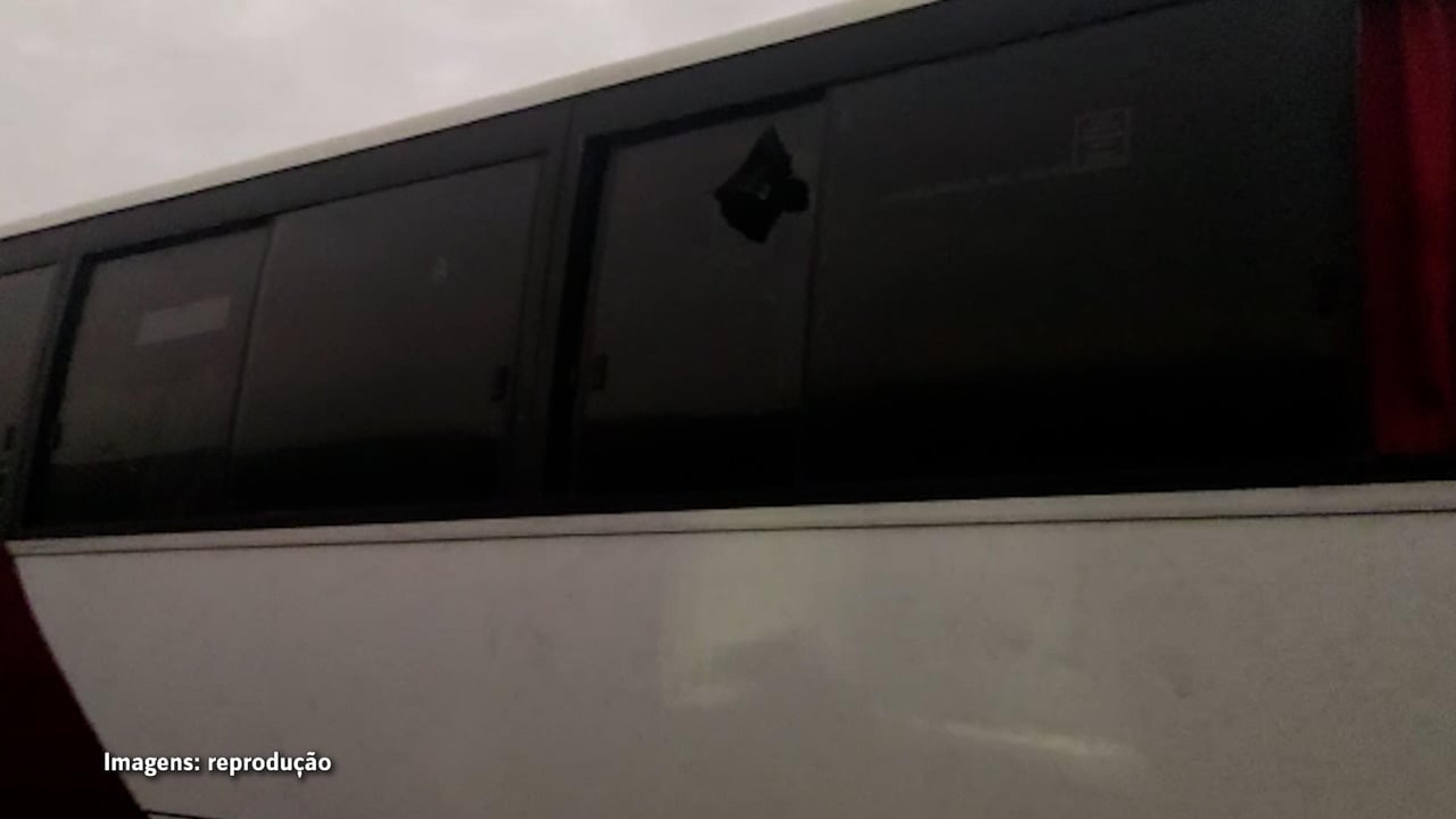 VÍDEO: Ônibus da torcida do Corinthians é apedrejado na chegada para final da Copa do Brasil