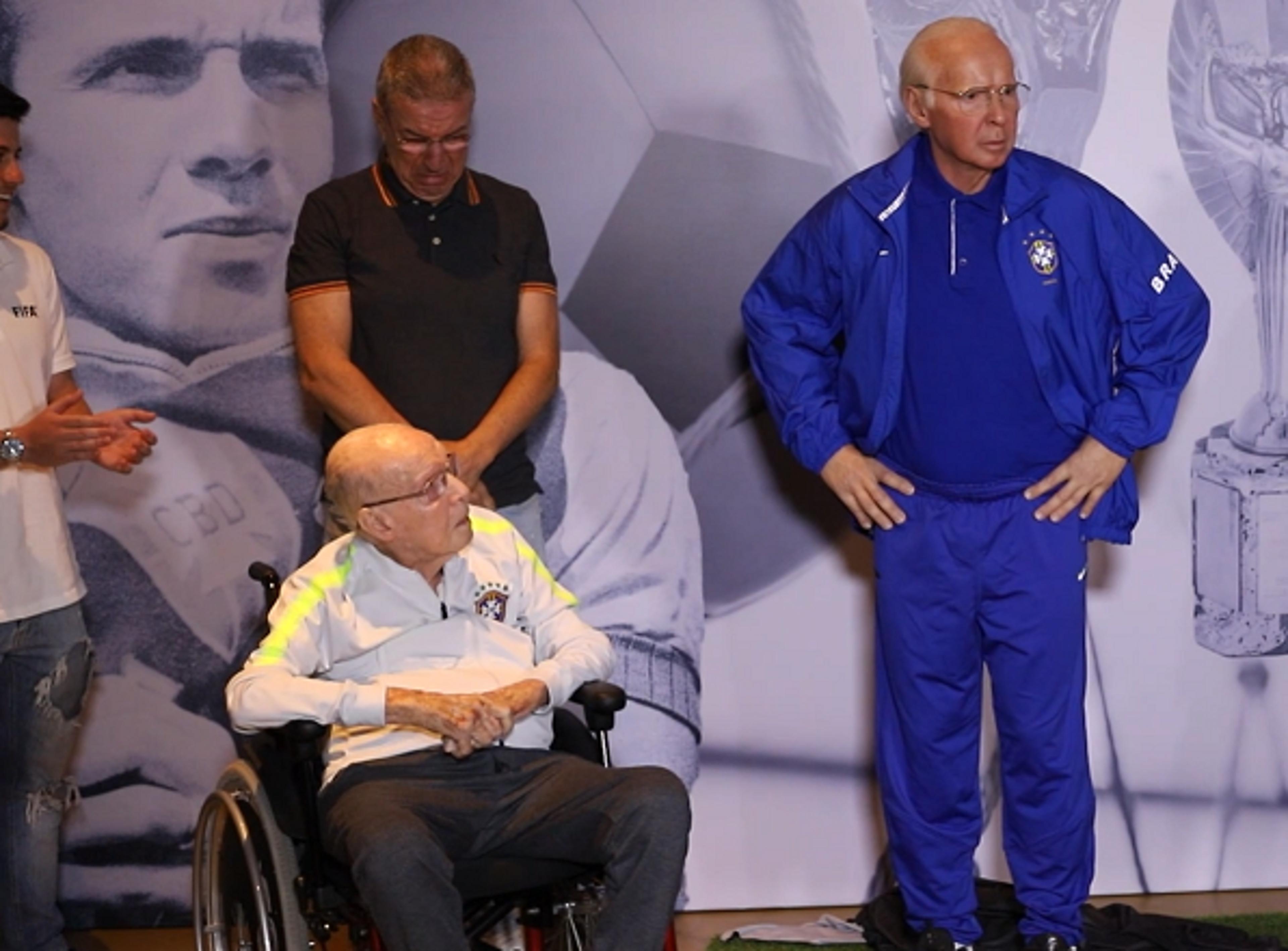 VÍDEO: Zagallo se emociona ao ser homenageado com estátua de cera