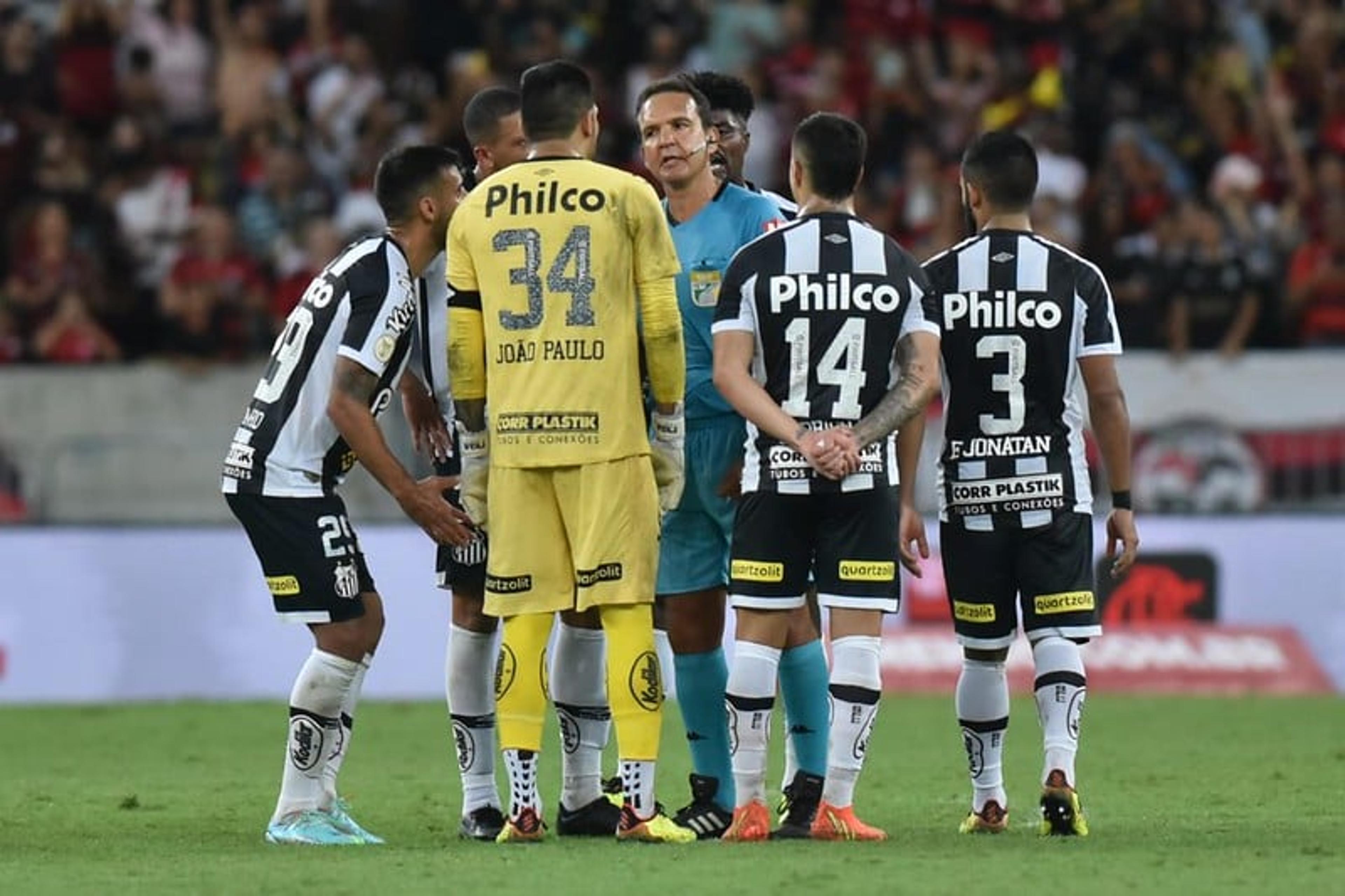 VÍDEO: Veja o lance polêmico do suposto pênalti a favor do Santos e gol na sequência do Flamengo