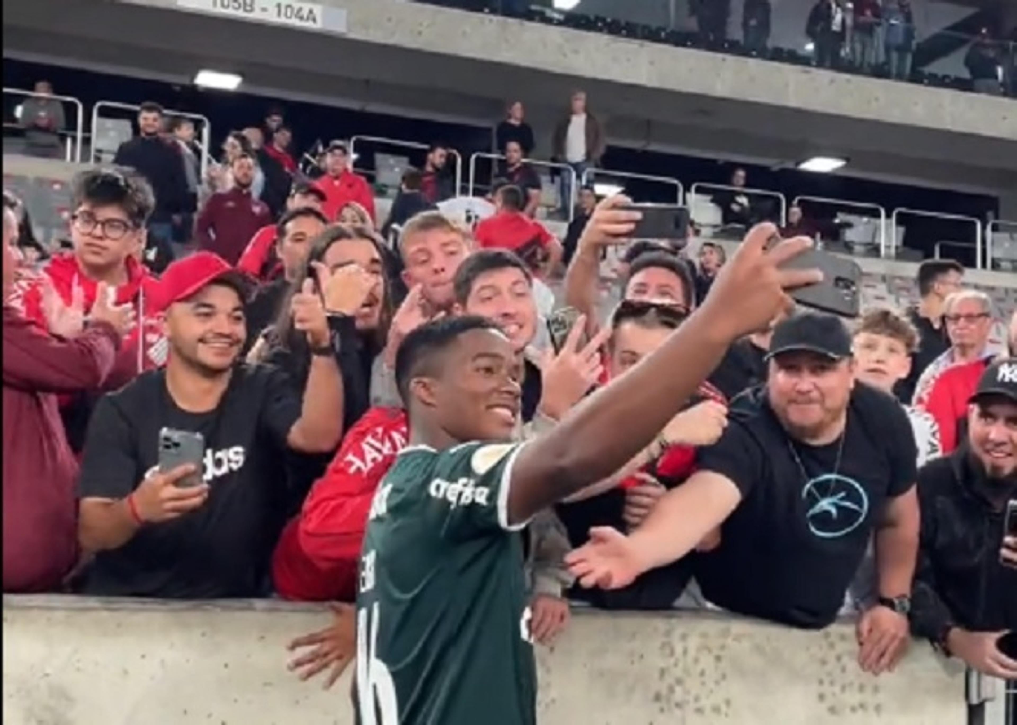 VÍDEO: Joia do Palmeiras, Endrick tira selfies com a torcida do Athletico-PR