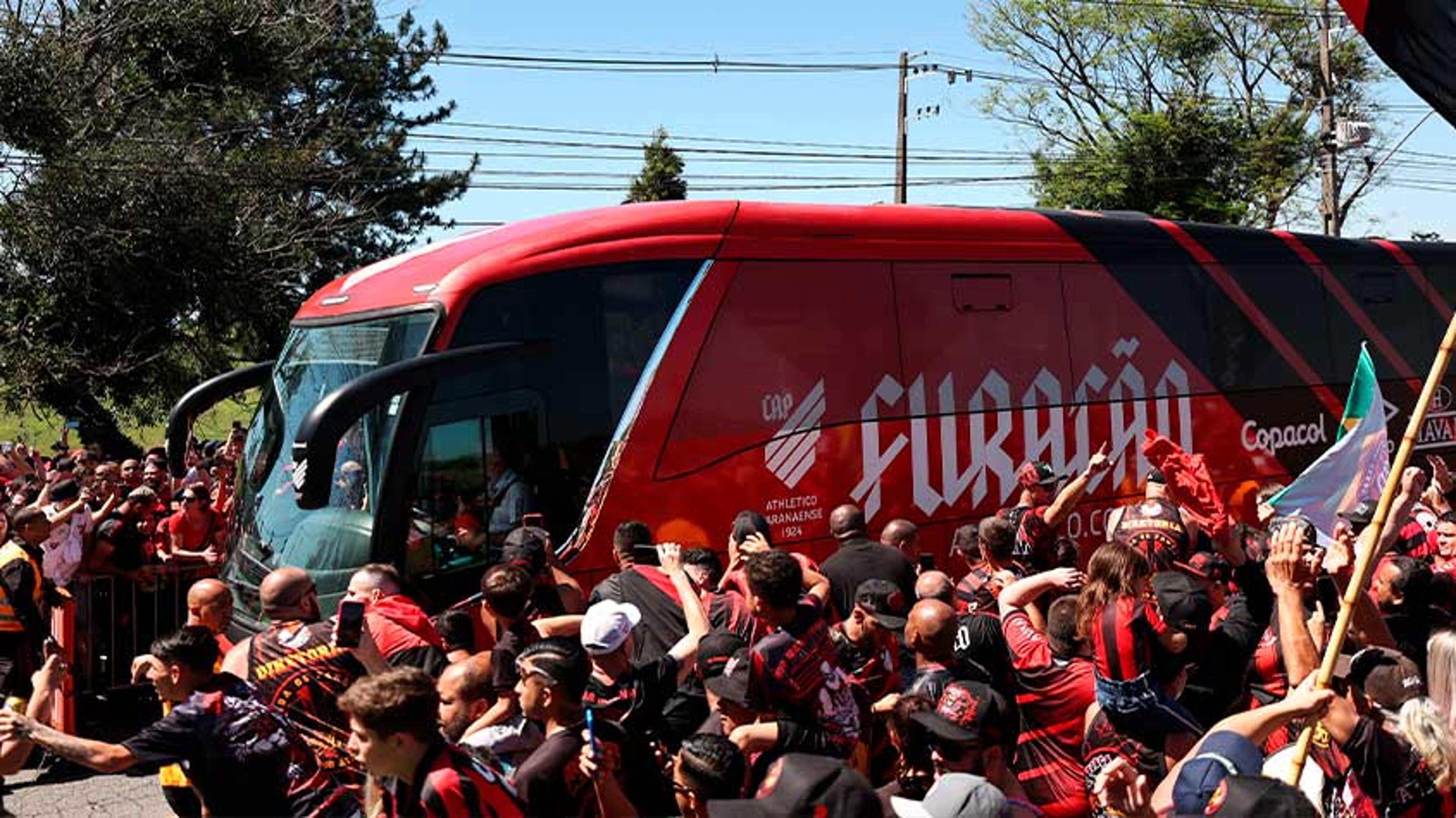 As fotos do embarque do Athletico-PR para Guayaquil, sede da final da Libertadores 2022