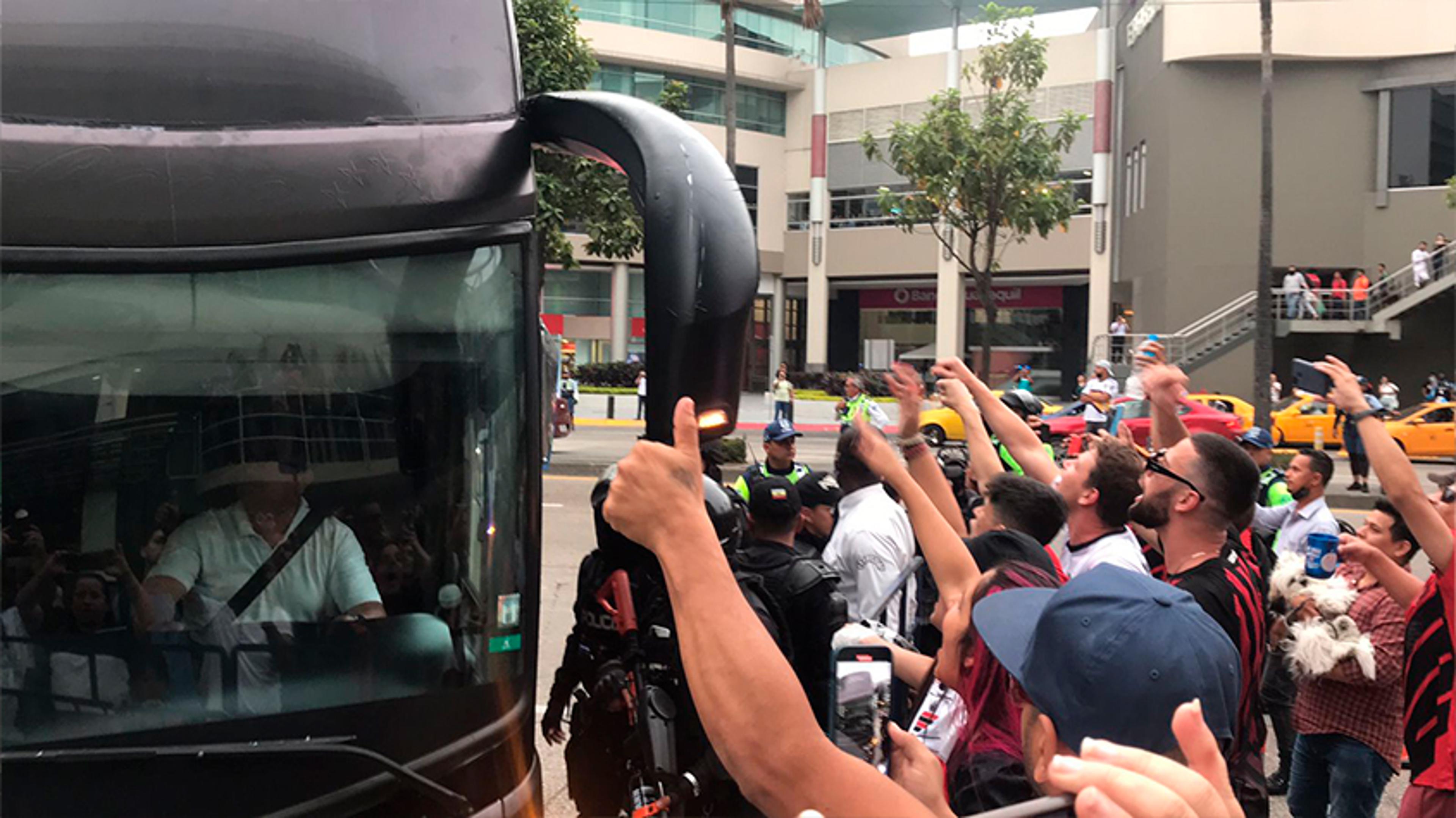 Athletico-PR chega a Guayaquil com festa da torcida para final da Libertadores