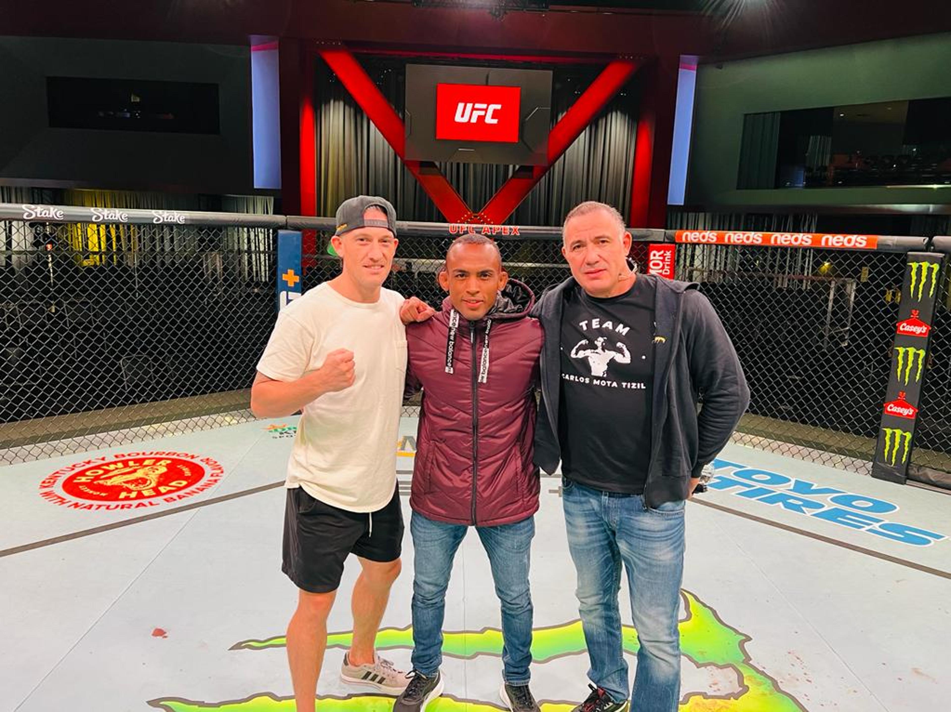 Chicão Bueno dá salto como treinador e celebra chegada de discípulo ao UFC