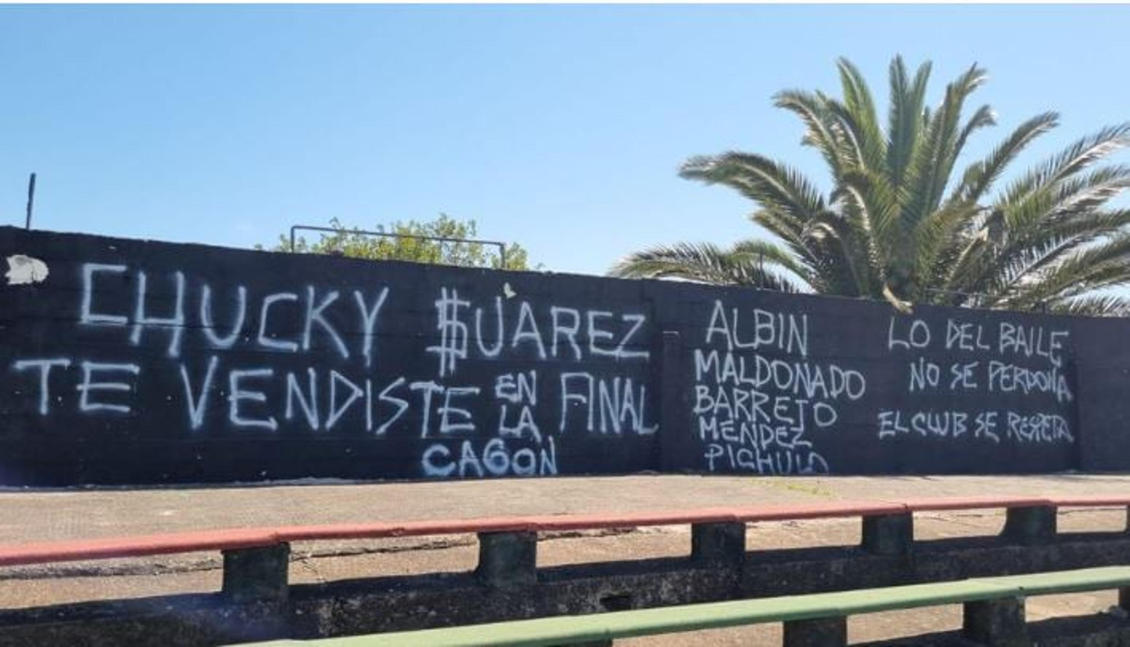 Não é só no Brasil! Torcida picha muro de estádio após fracasso