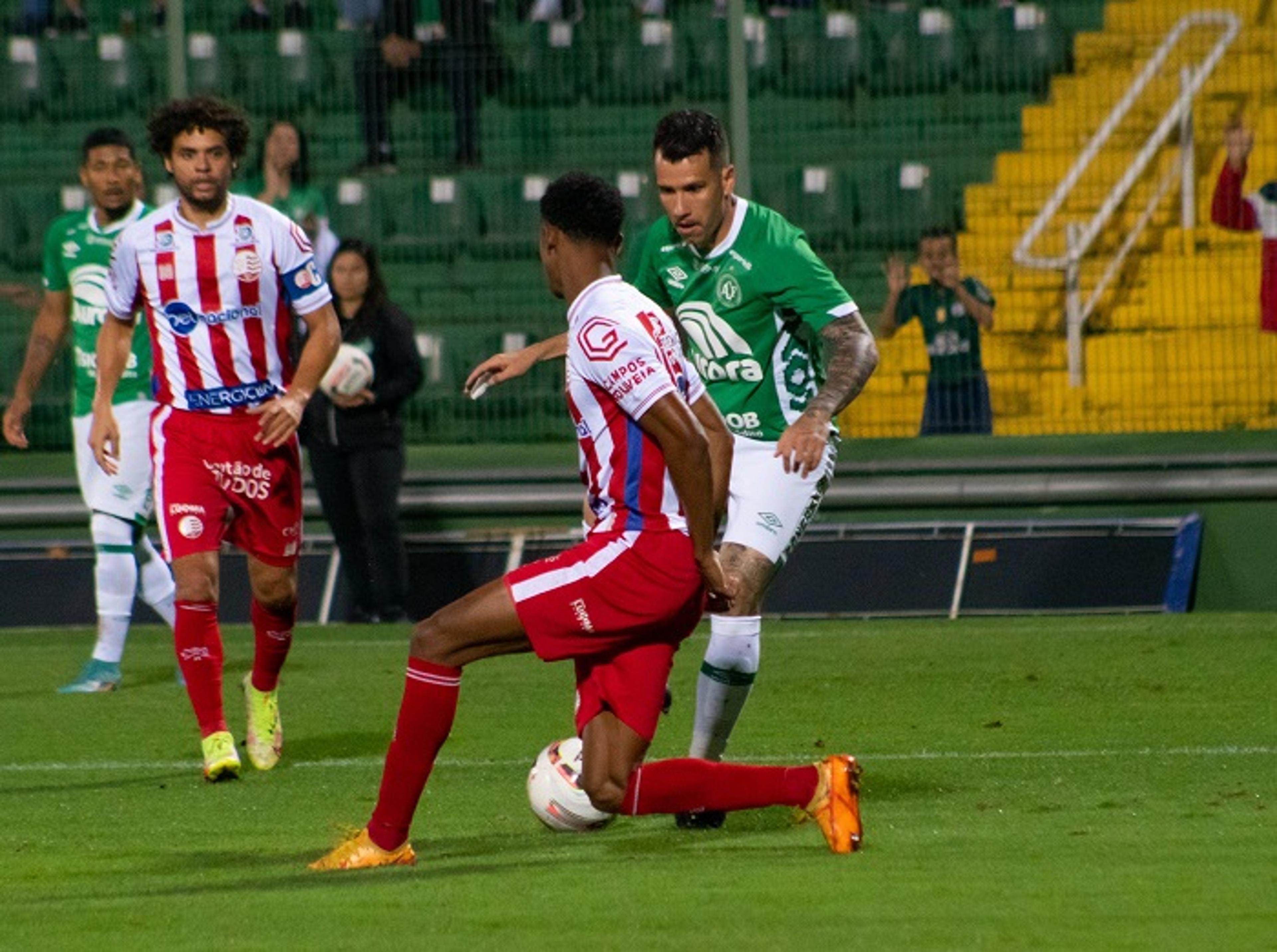 Na Arena Condá, Chape vence o Náutico e garante permanência na Série B