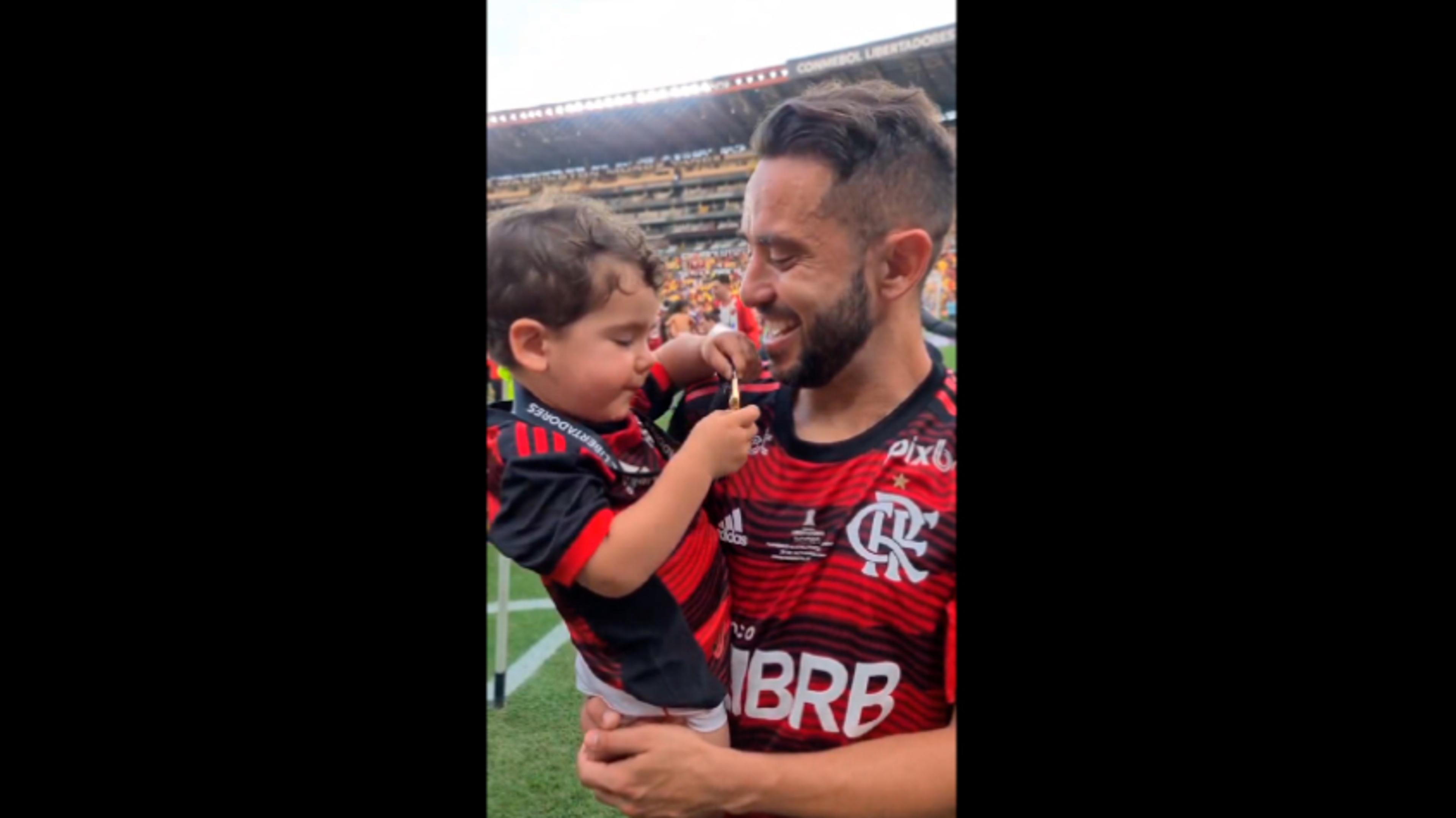 VÍDEO: Filho de Everton Ribeiro celebra título da Libertadores e ganha medalha do pai