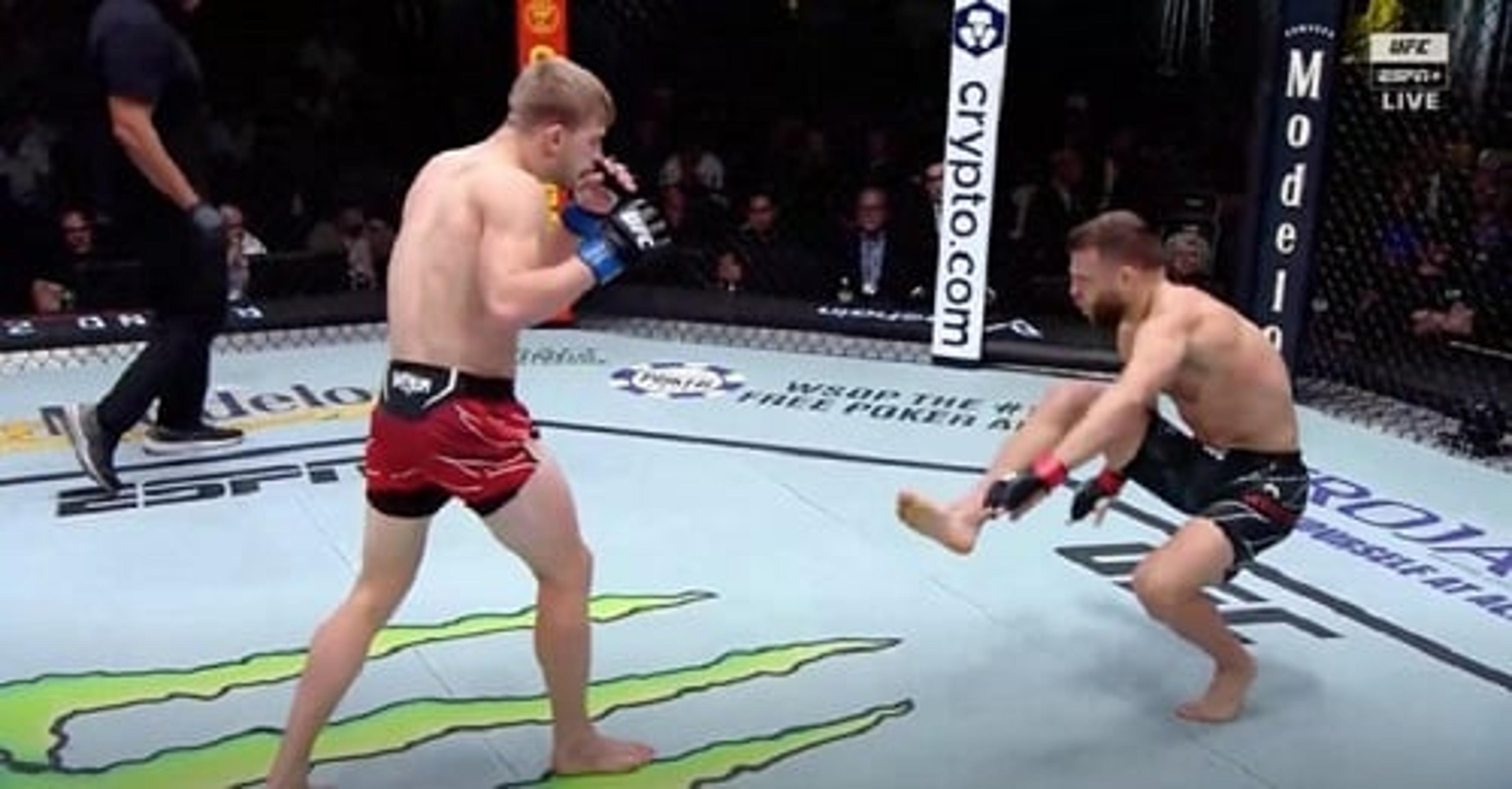 Arnold Allen vence Calvin Kattar no UFC Vegas 63 e emplaca 10ª vitória consecutiva na organização