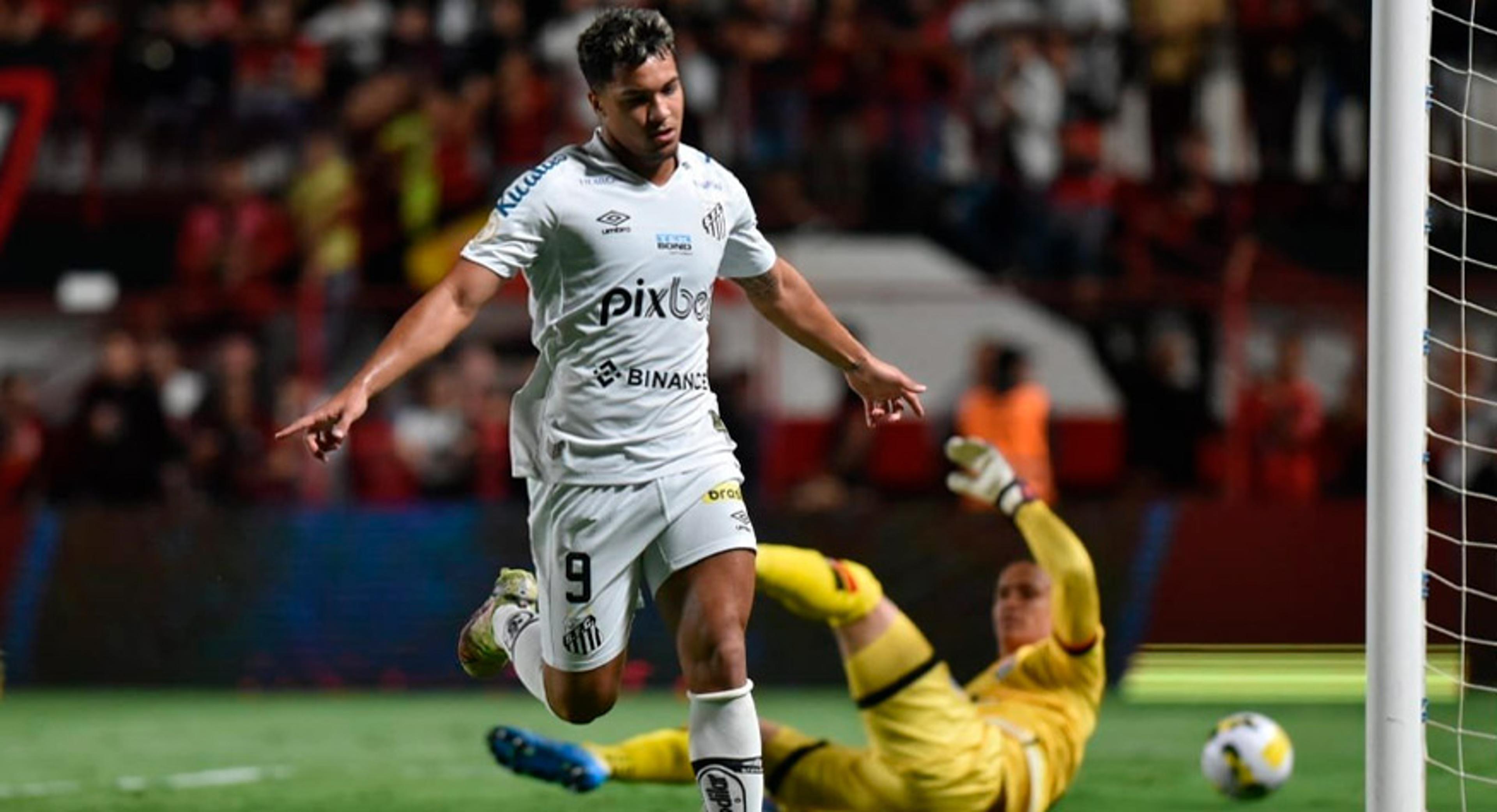 Santos marca nos acréscimos, vence o Atlético-GO e segue sonhando com Libertadores