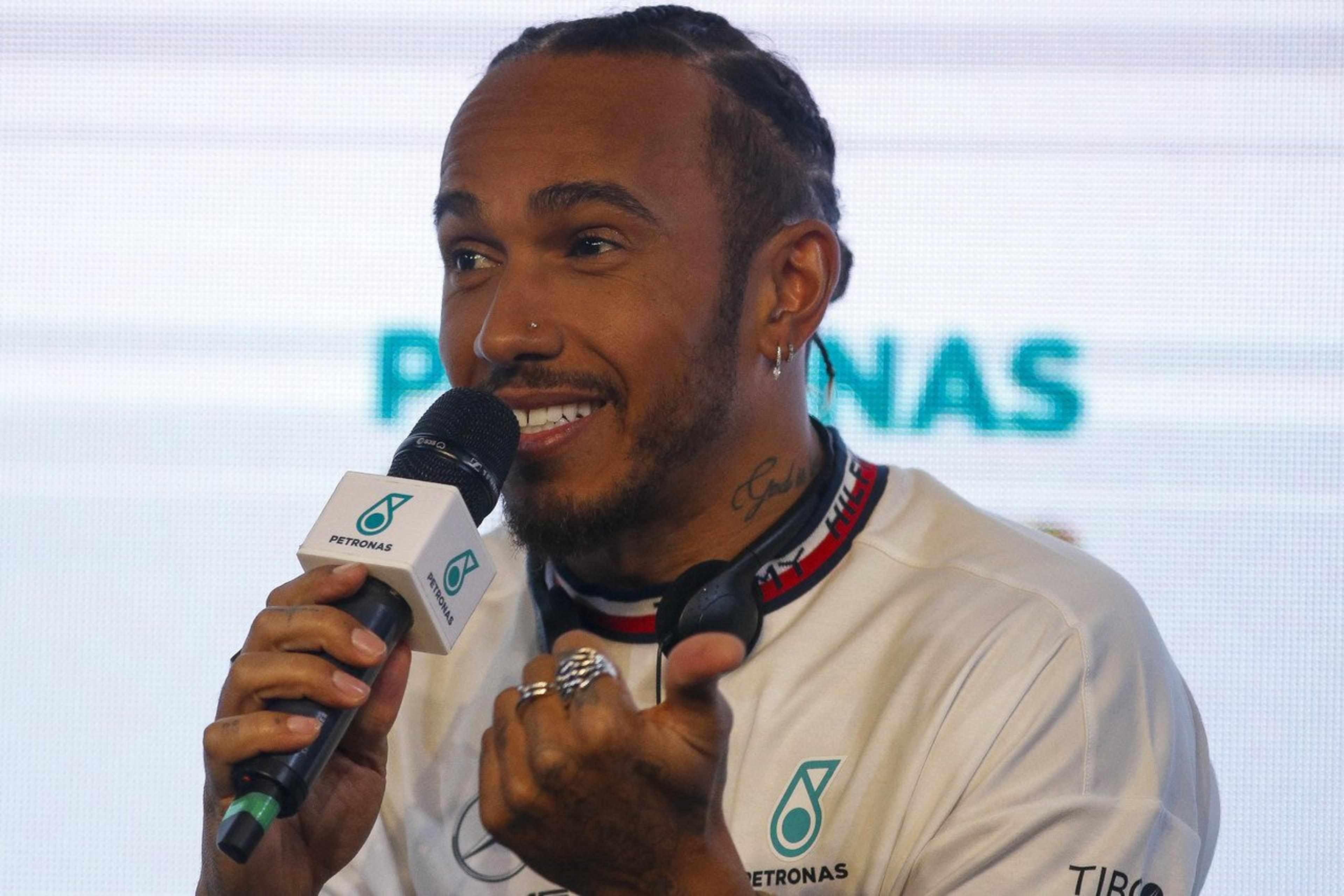 Duração de contrato e trabalho como embaixador são os principais impasses no contrato de Lewis Hamilton com a Mercedes