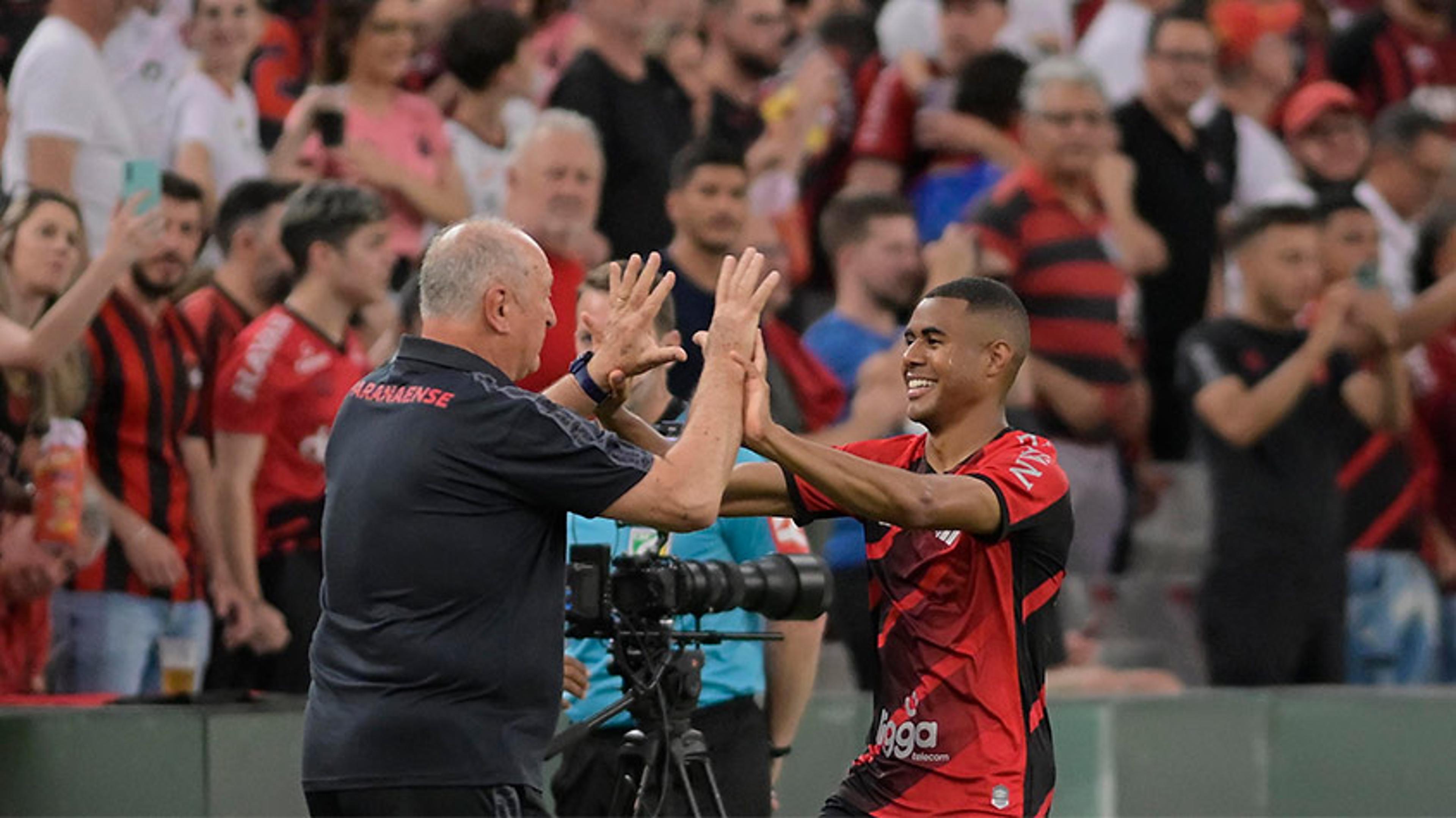 No ‘adeus’ de Felipão, Athletico-PR goleia o Botafogo e confirma vaga na Libertadores; Alvinegro está fora