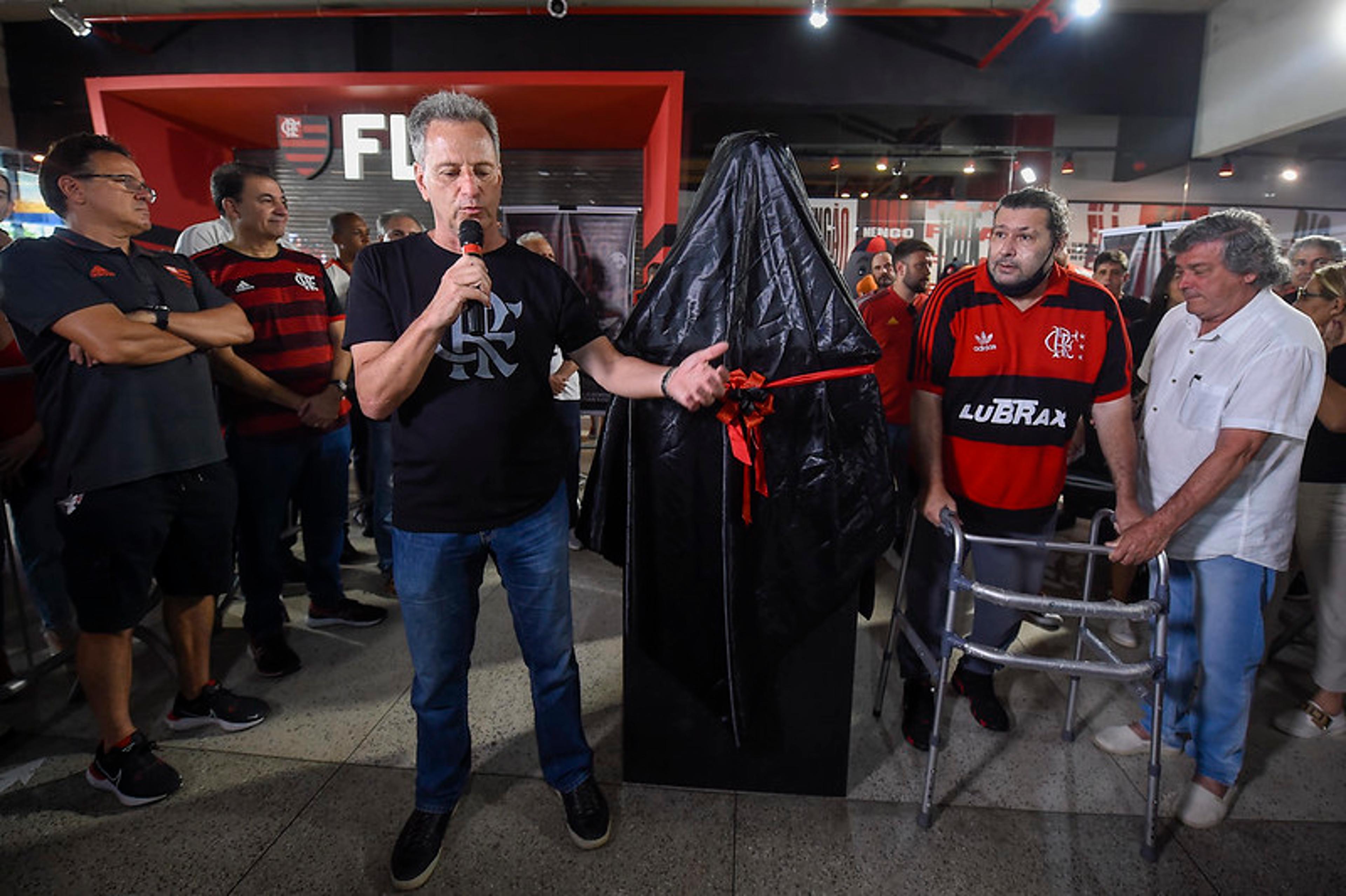 Presidente do Flamengo atualiza situação de Rodinei e comenta interesse por Rossi