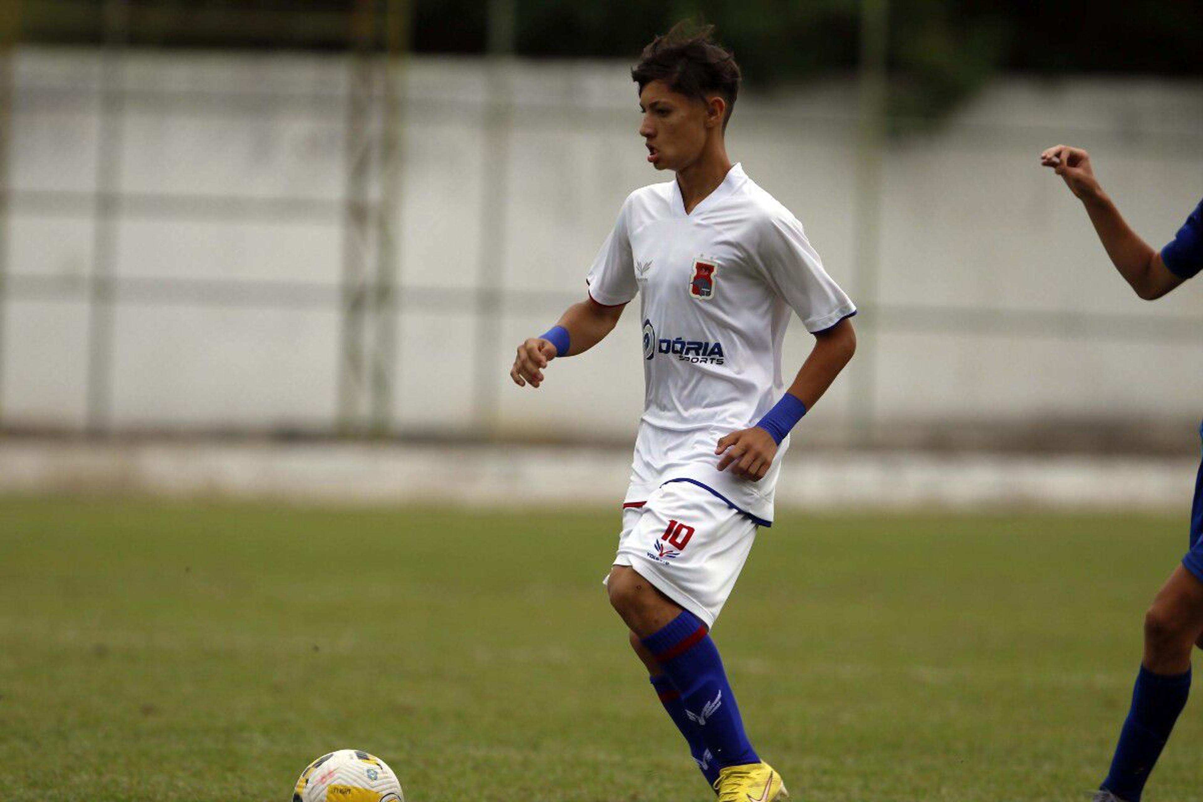 Destaque da base do Paraná, Jonas enaltece estrutura do clube