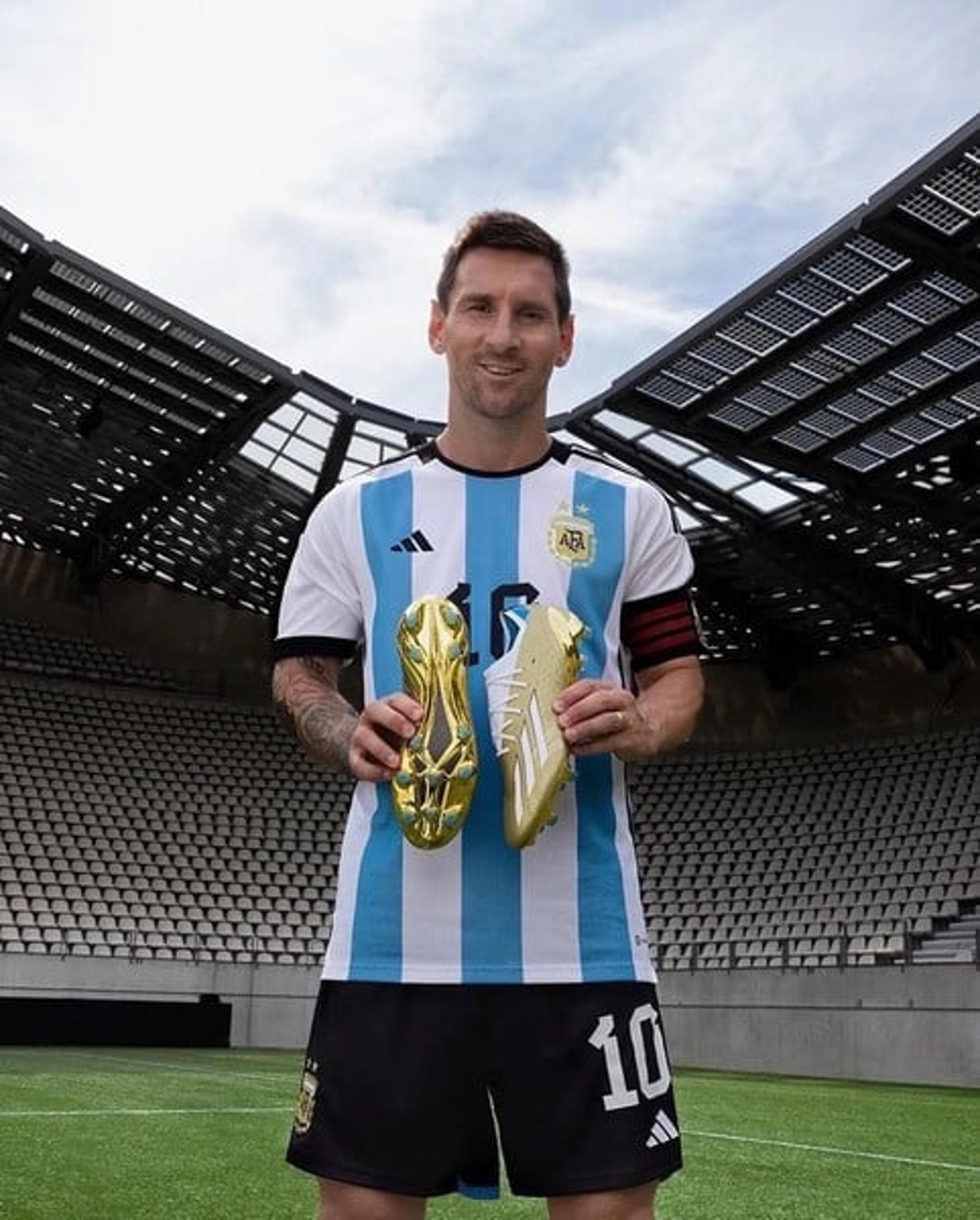 Messi apresenta chuteiras douradas que utilizará na Copa do Mundo