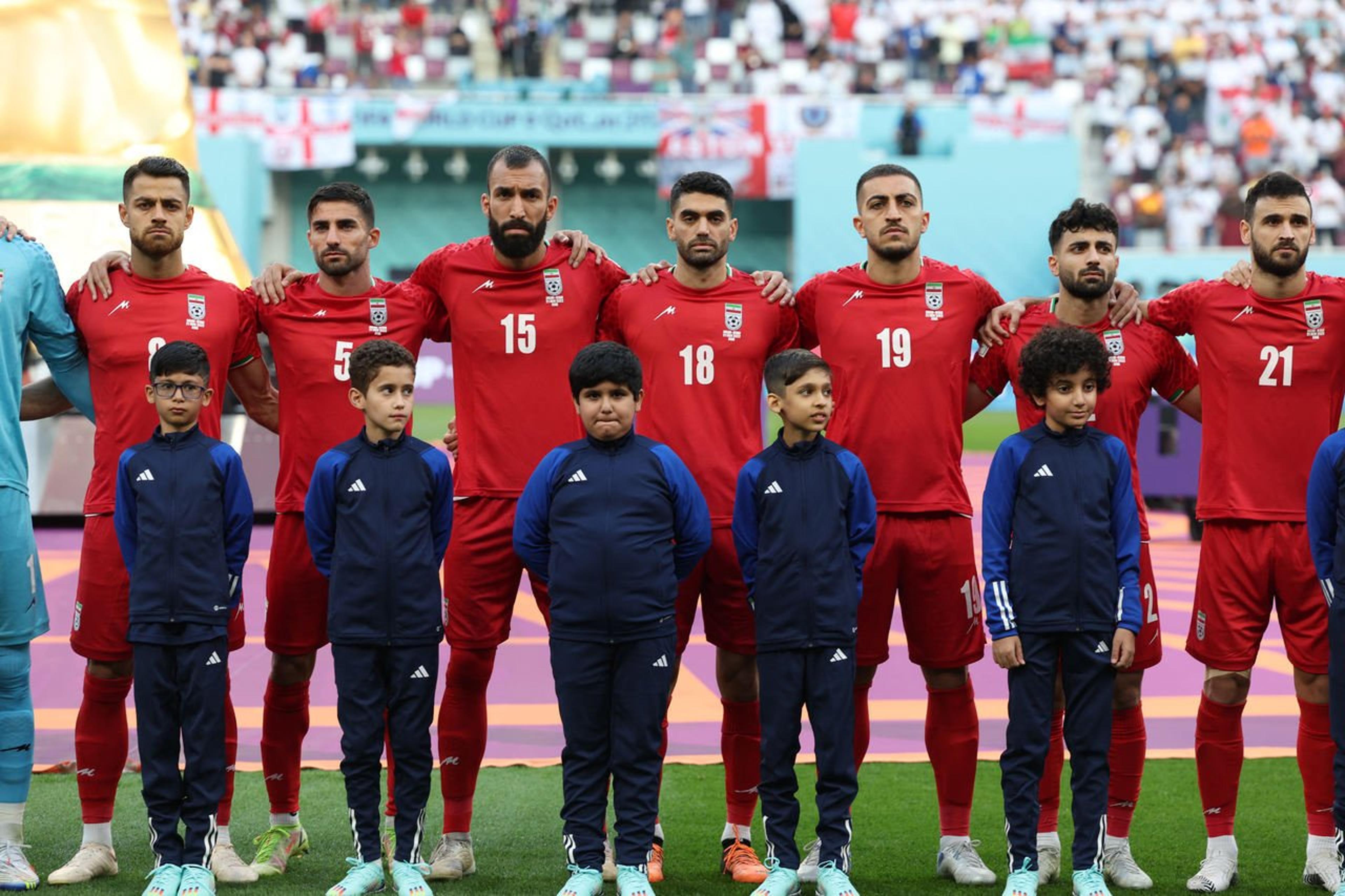 Jogadores do Irã não cantam hino antes de jogo contra a Inglaterra em protesto contra o governo