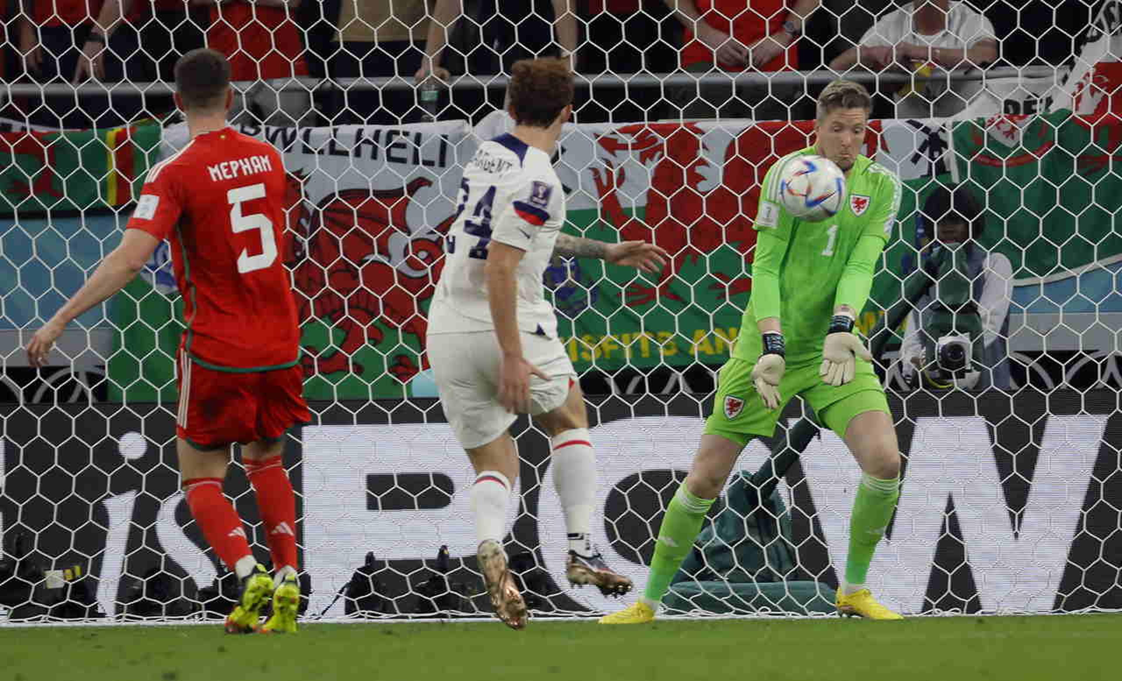 Em jogo movimentado, Estados Unidos e País de Gales estreiam com empate na Copa do Mundo