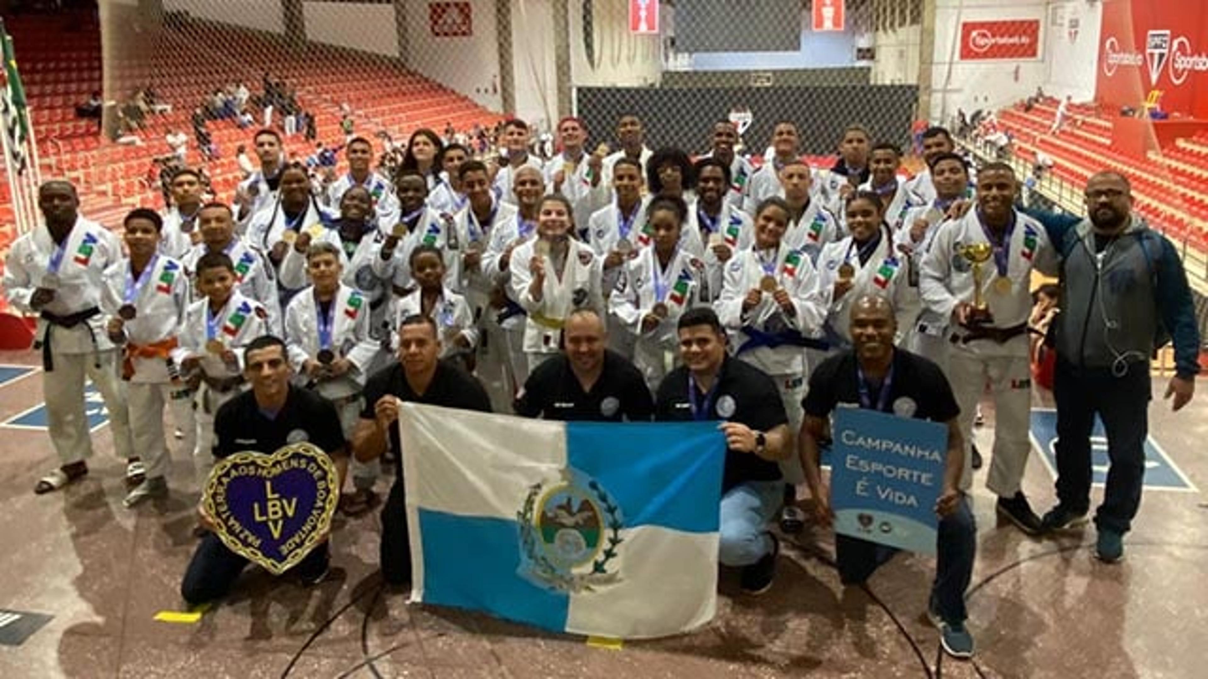 Seleção de jiu-jitsu formada por oito favelas do Rio é vice-campeã em São Paulo