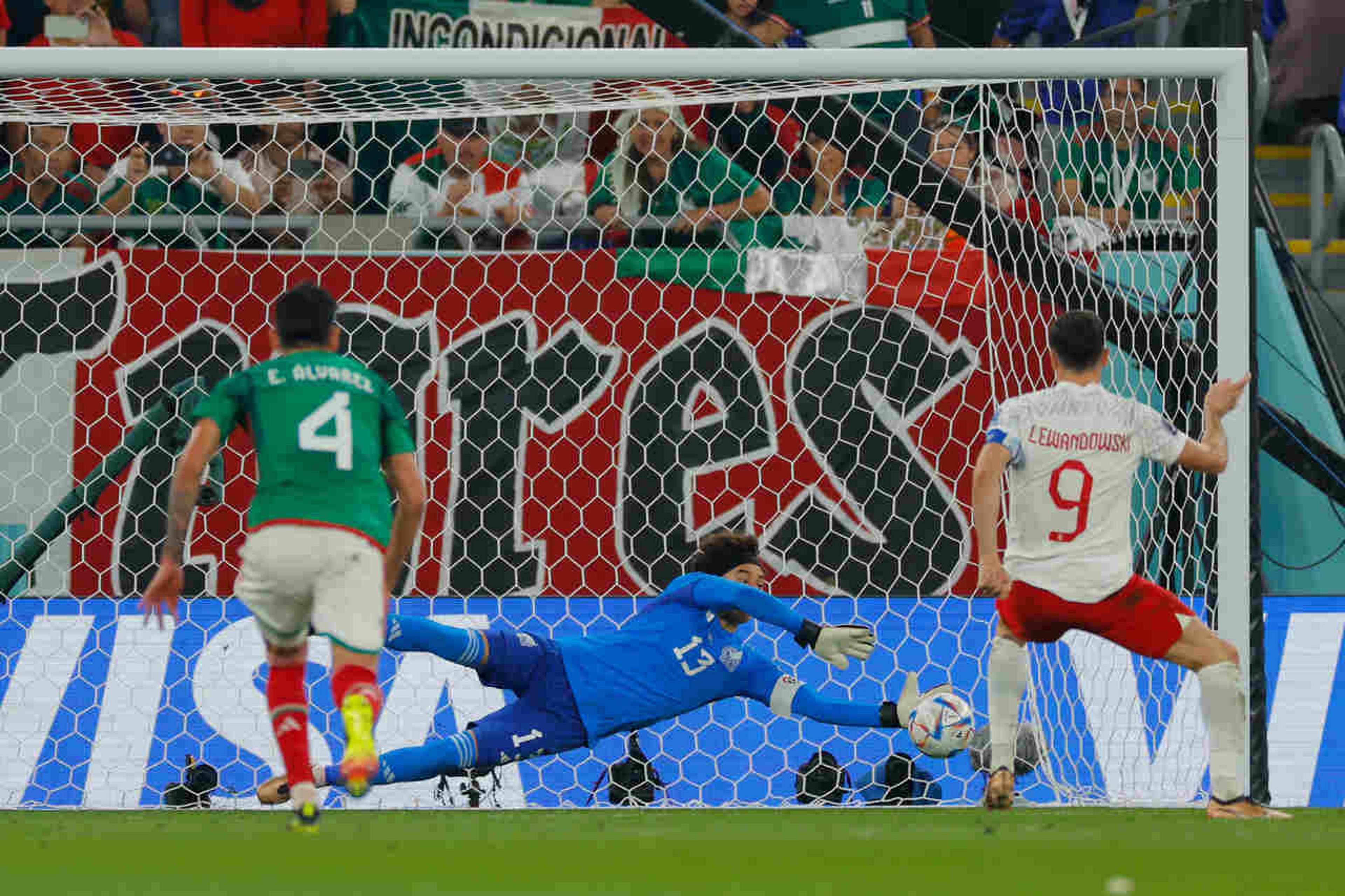 Ochoa defende pênalti de Lewandowski, e México e Polônia empatam sem gols pelo Grupo C