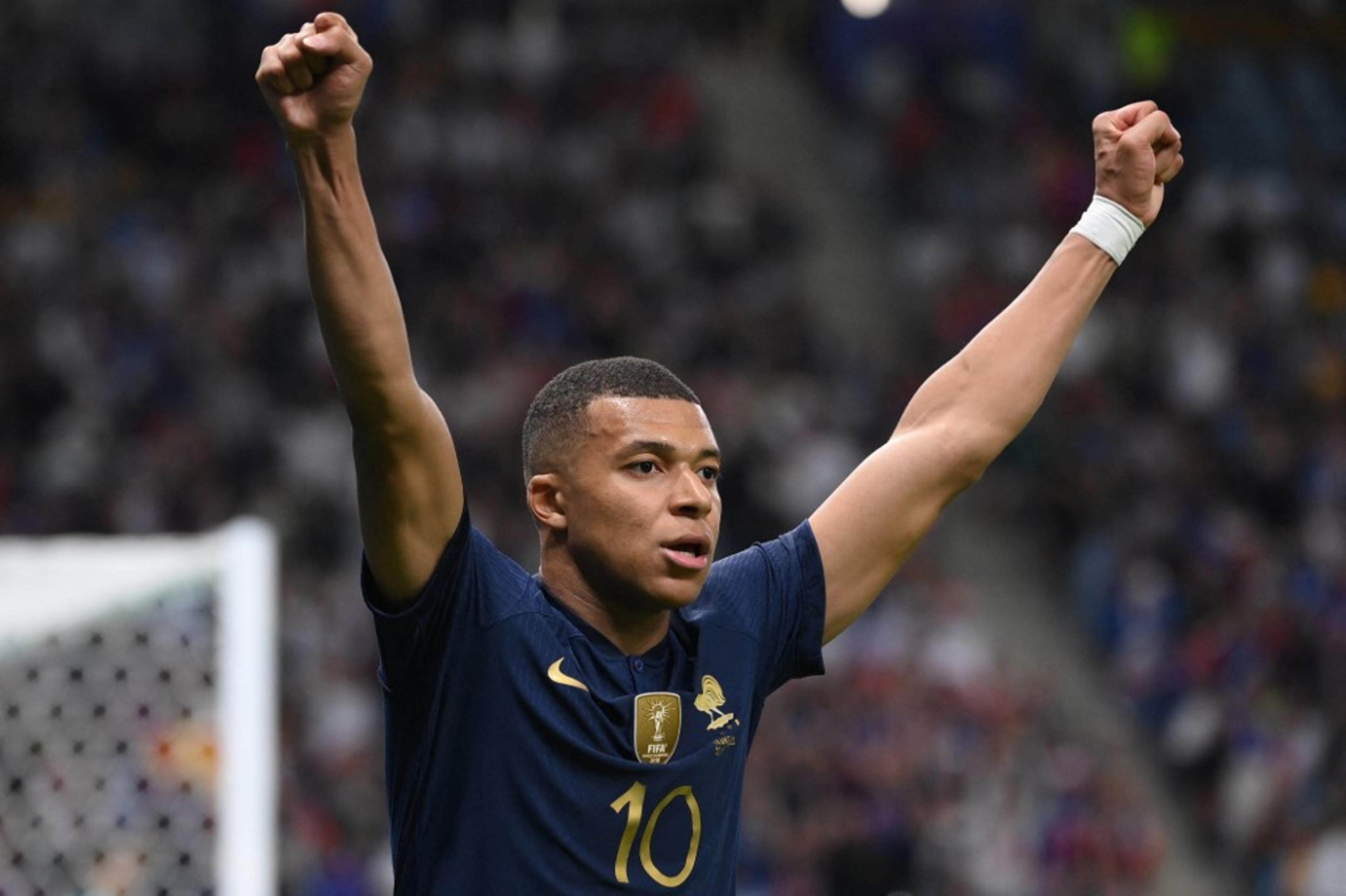 Afastado do PSG, Mbappé apoia seleção francesa feminina na Copa do Mundo e celebra feito de nadador