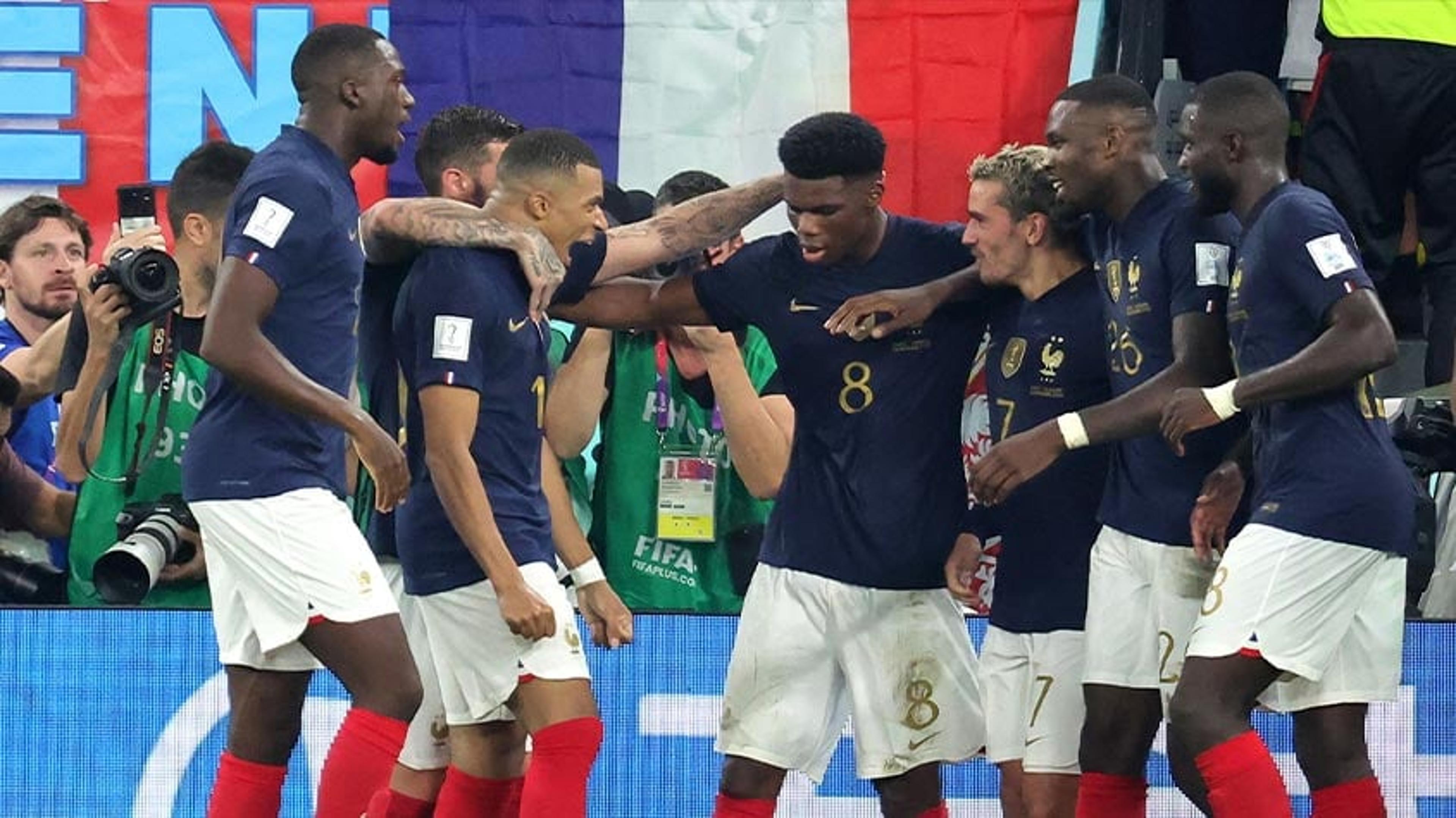 França quebra ‘maldição dos campeões’ e é a primeira classificada para as oitavas de final da Copa do Mundo