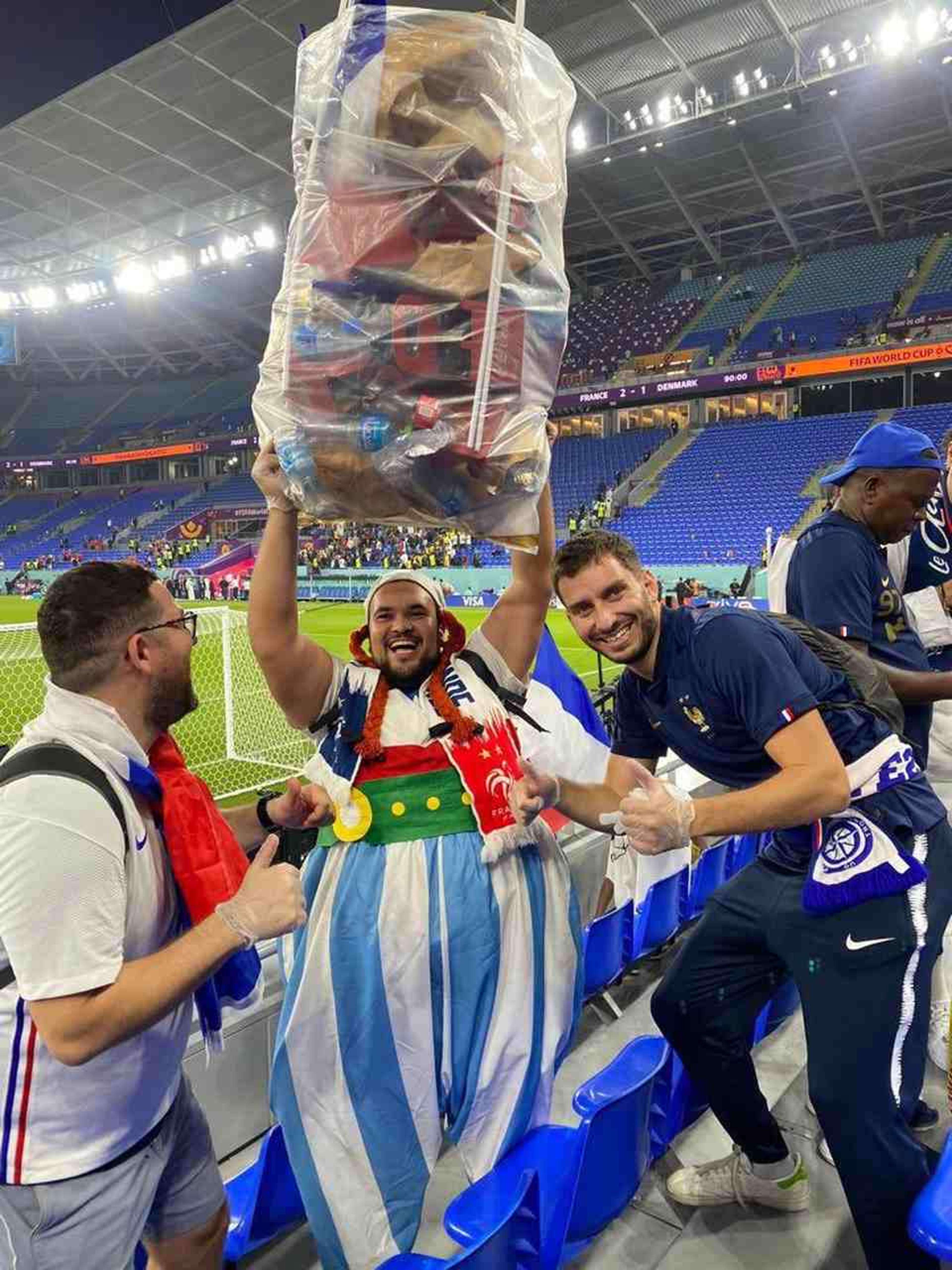 VÍDEO: torcedores da França imitam japoneses e recolhem lixo do estádio após jogo da Copa do Mundo