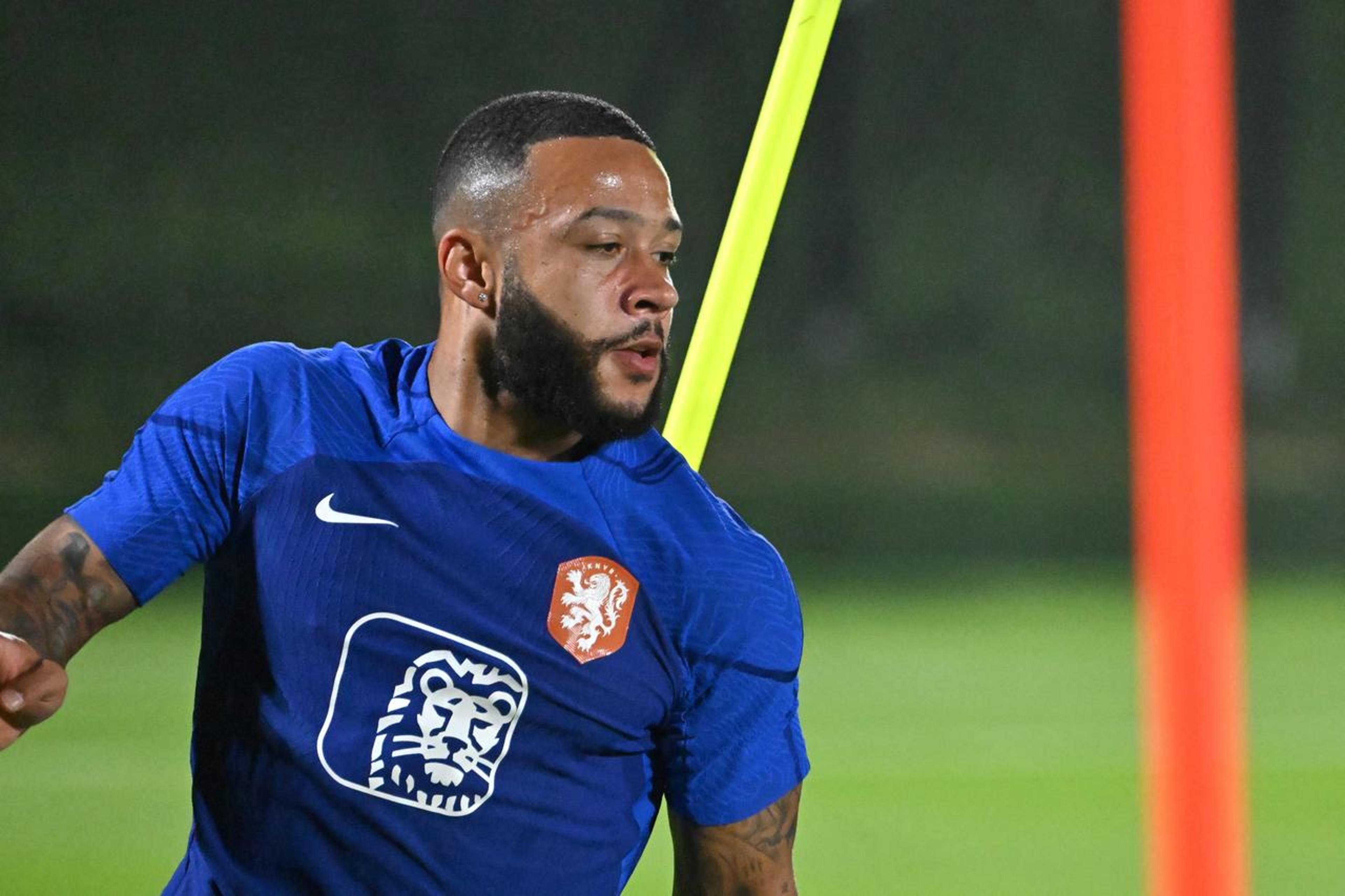 Barcelona acerta venda de Depay para rival espanhol, diz jornalista