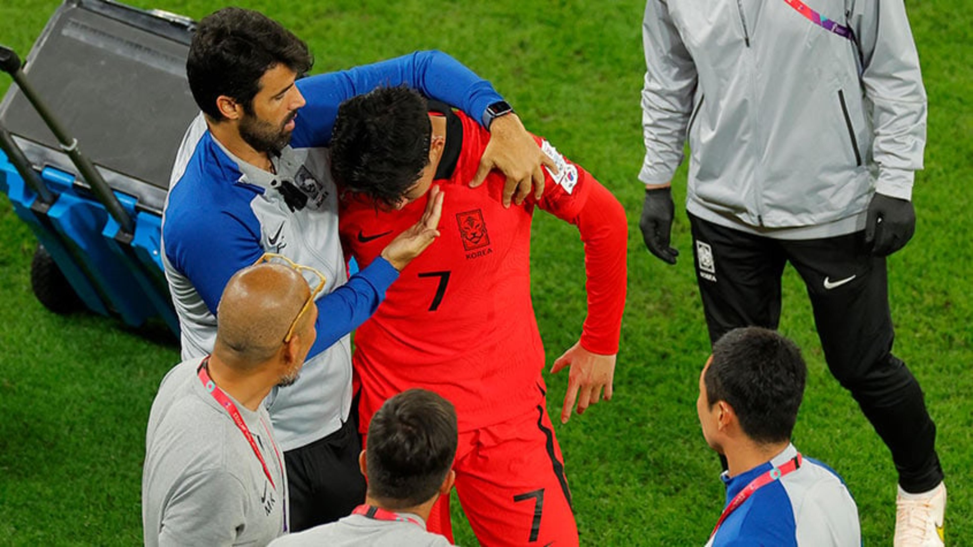 Son deixa o campo chorando após derrota da Coreia do Sul para Gana pela segunda rodada da Copa