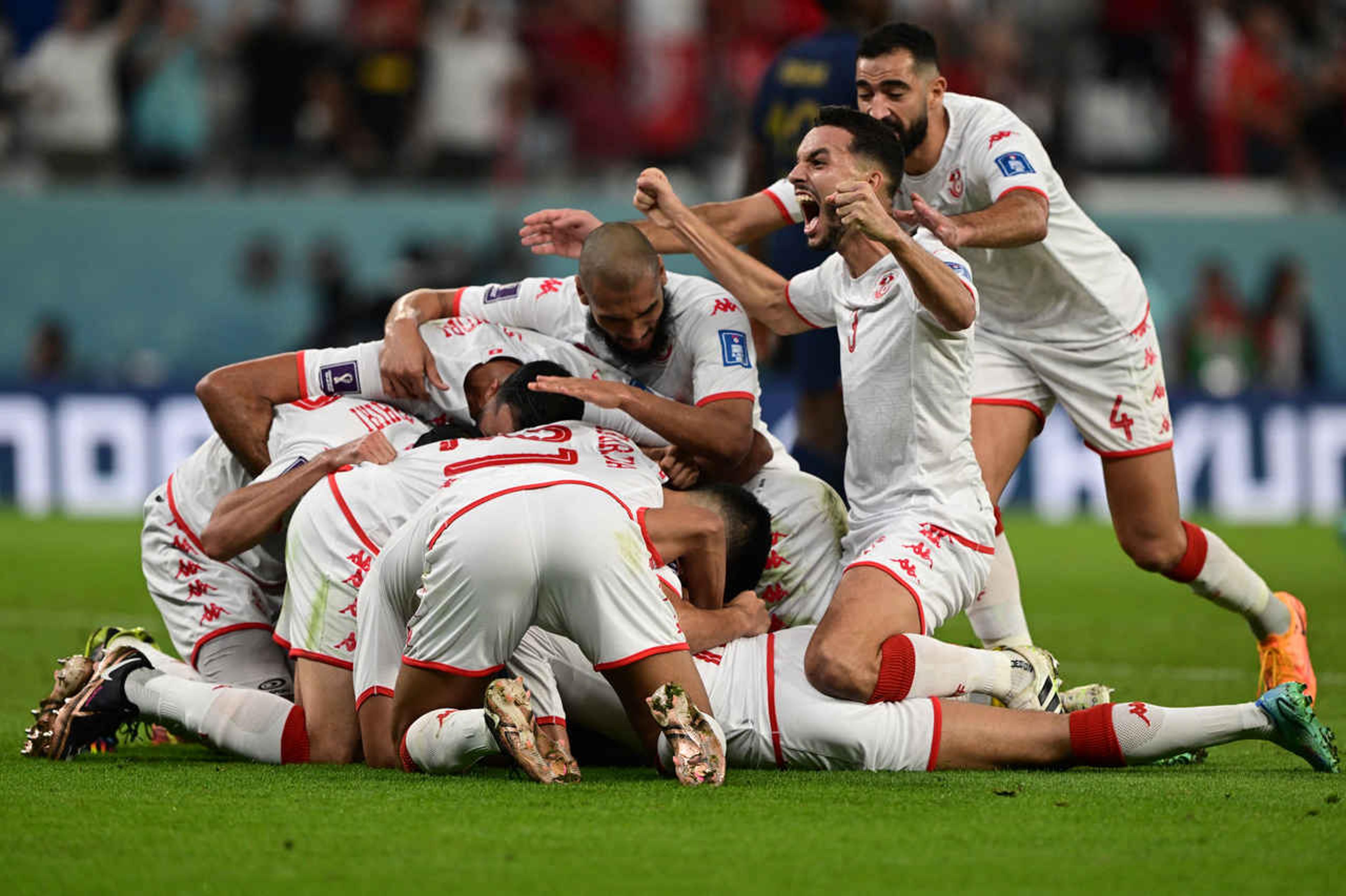 Tunísia se despede da Copa do Mundo com vitória histórica sobre a França, que aguarda adversário das oitavas