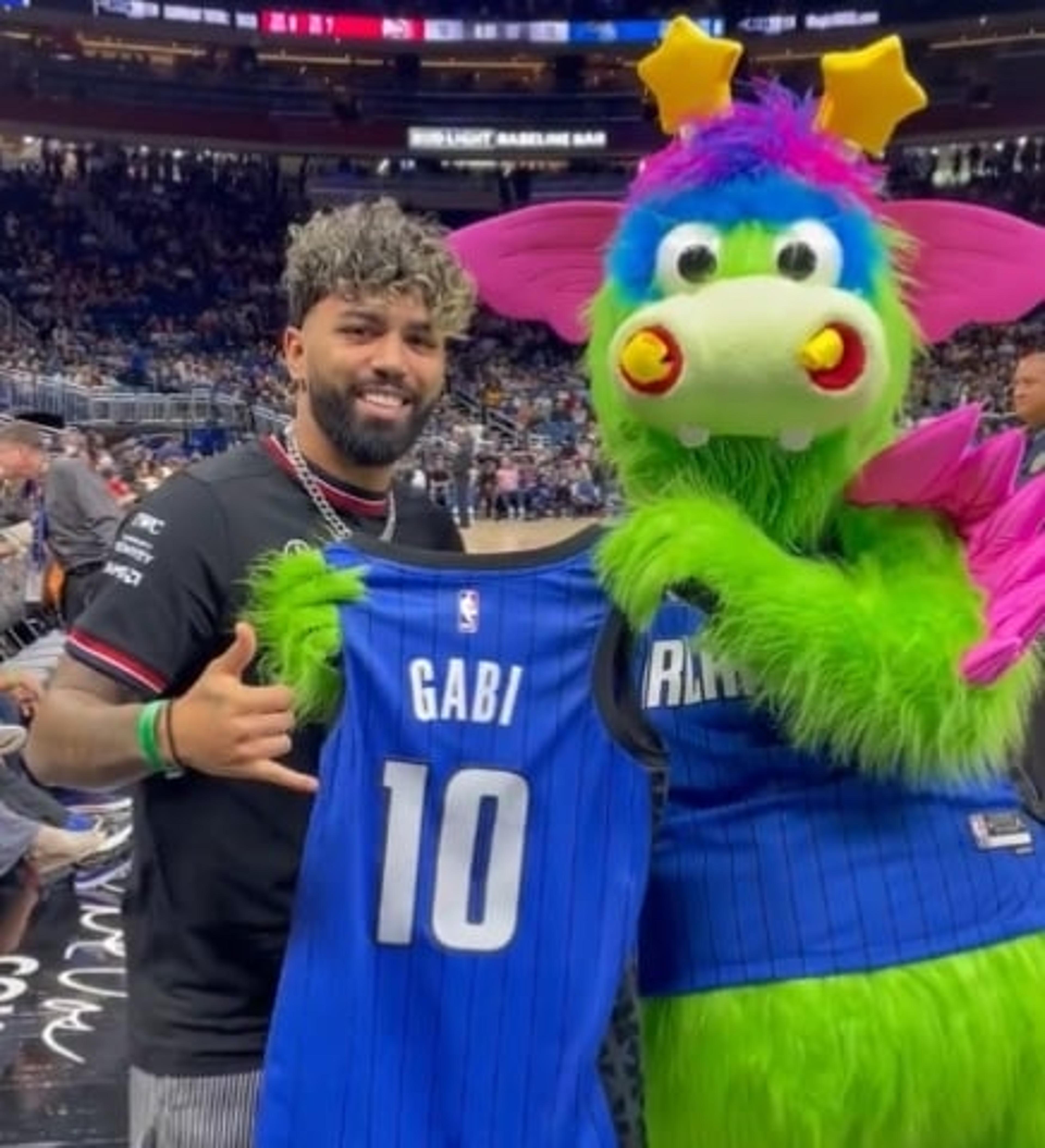 De férias nos EUA, Gabigol, do Flamengo, recebe homenagem de clube da NBA