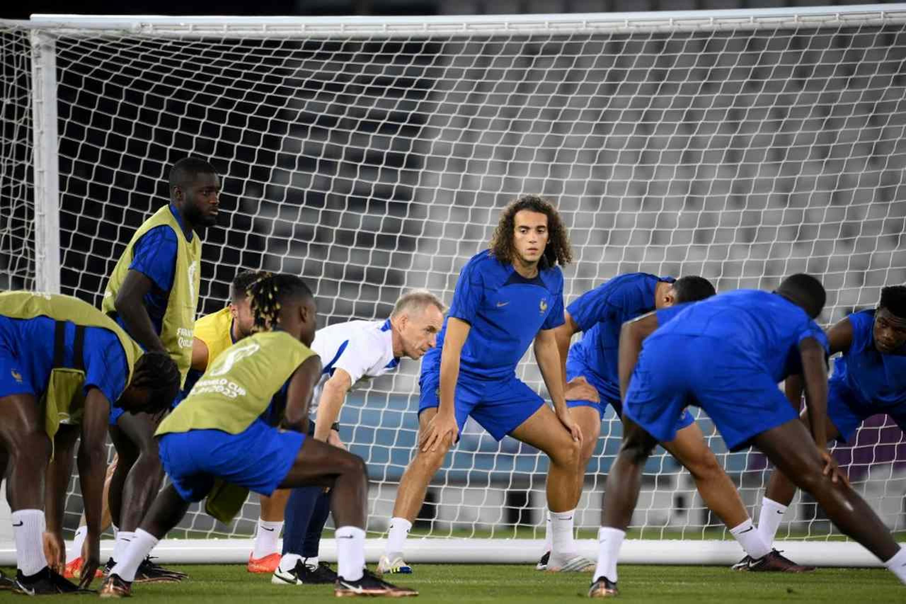 França inicia preparação para as oitavas da Copa com a ausência de um titular no treino