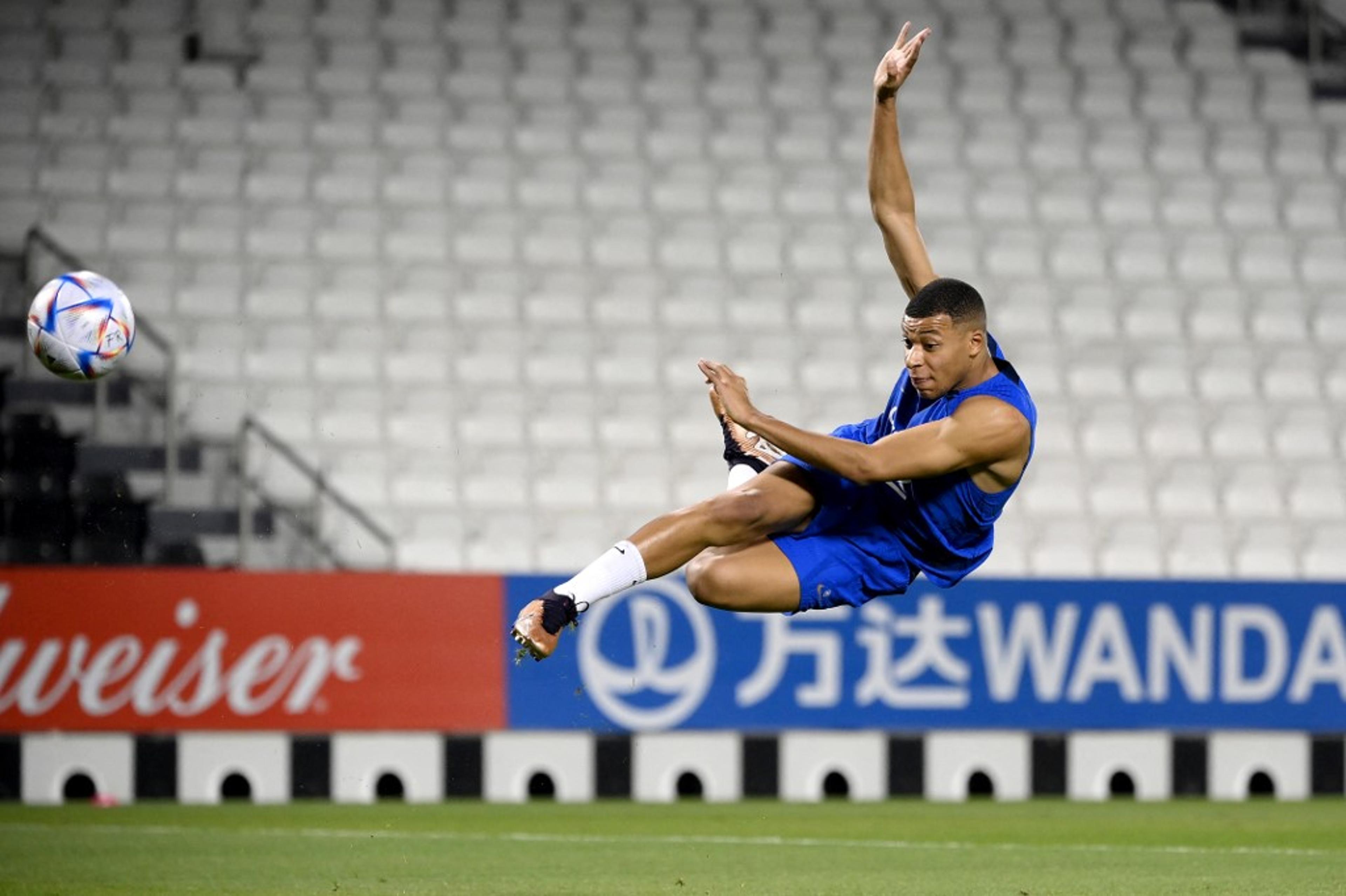 VÍDEO: Mbappé dá show e marca golaços em treino da França