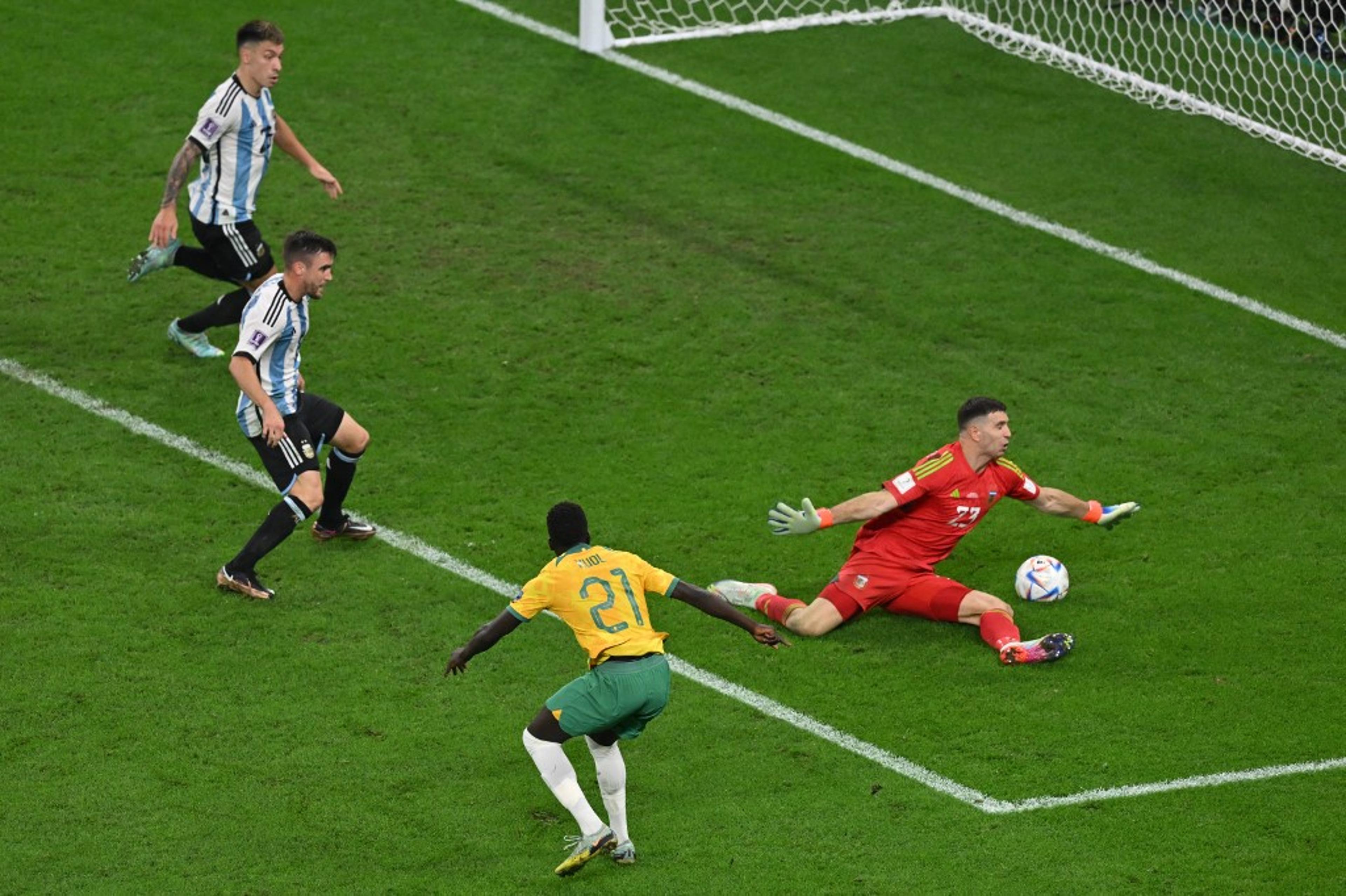 Australiano se torna o mais jovem a disputar jogo eliminatório em Copas desde Pelé