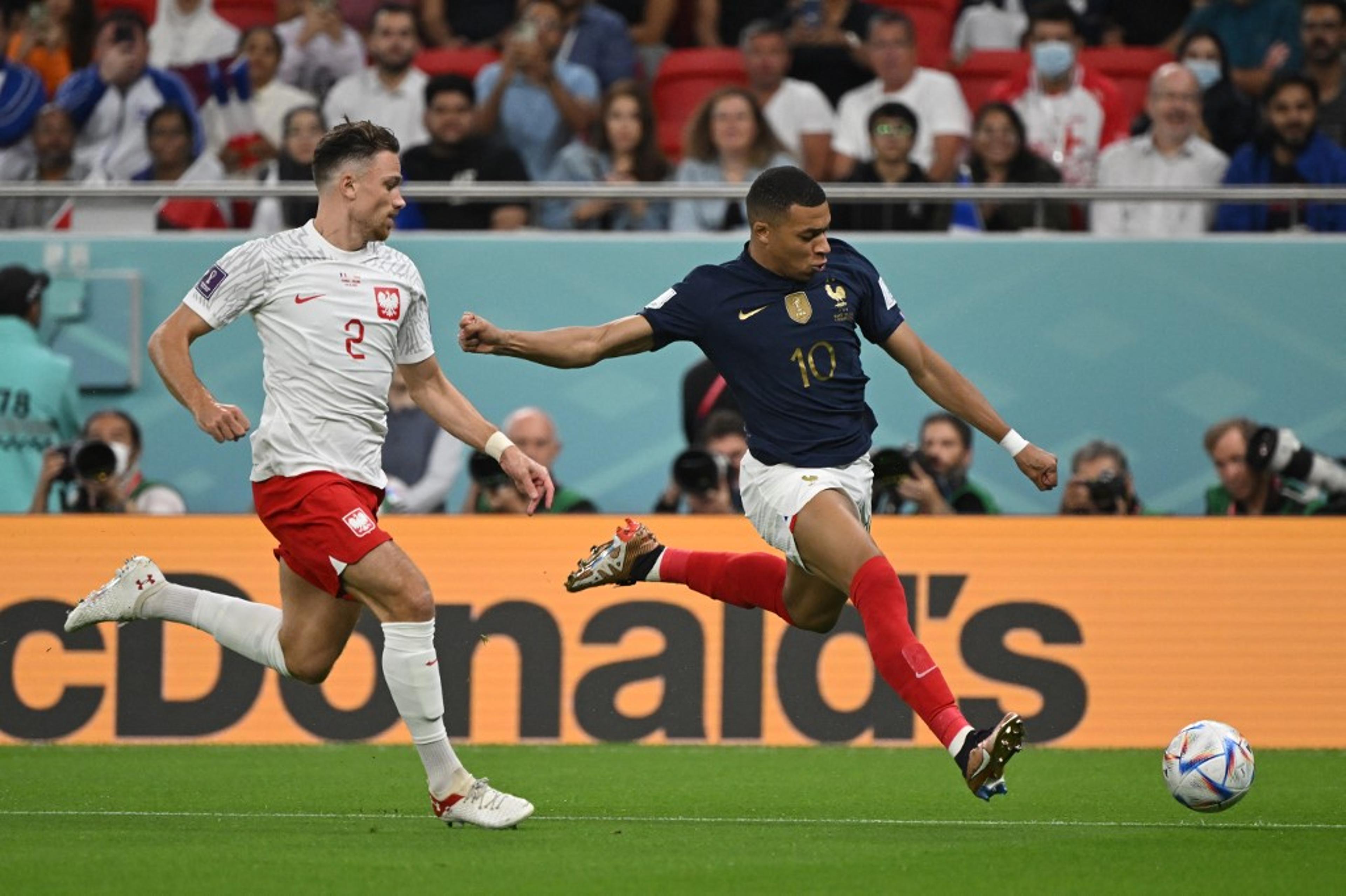 Lateral da Polônia vai embora da Copa com camisas de Messi e Mbappé