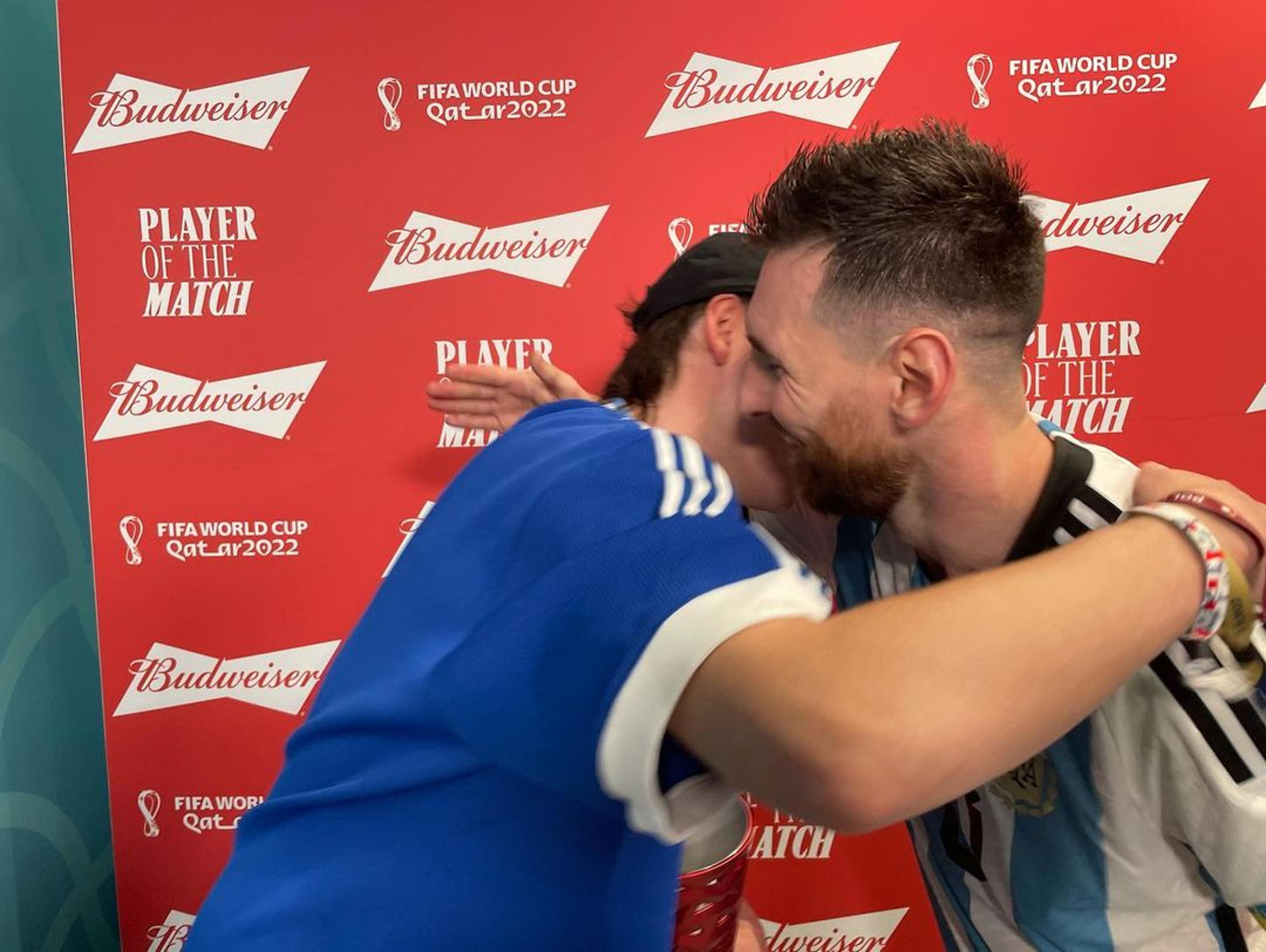 Messi recebeu prêmio de melhor em campo das mãos de popular cantor argentino