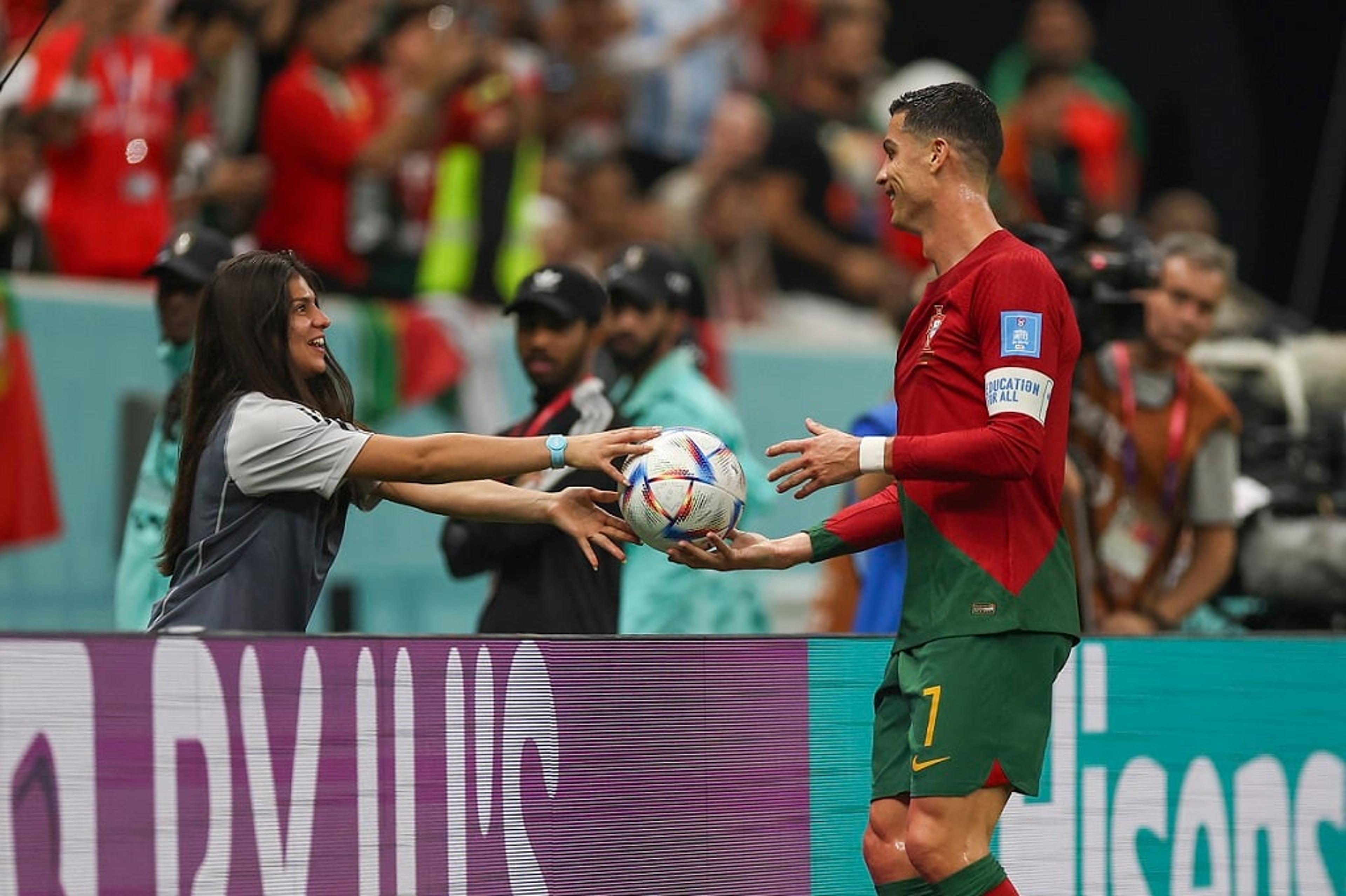 Gandula que arrancou sorriso de Cristiano Ronaldo é brasileira e não sabe o porquê da reação