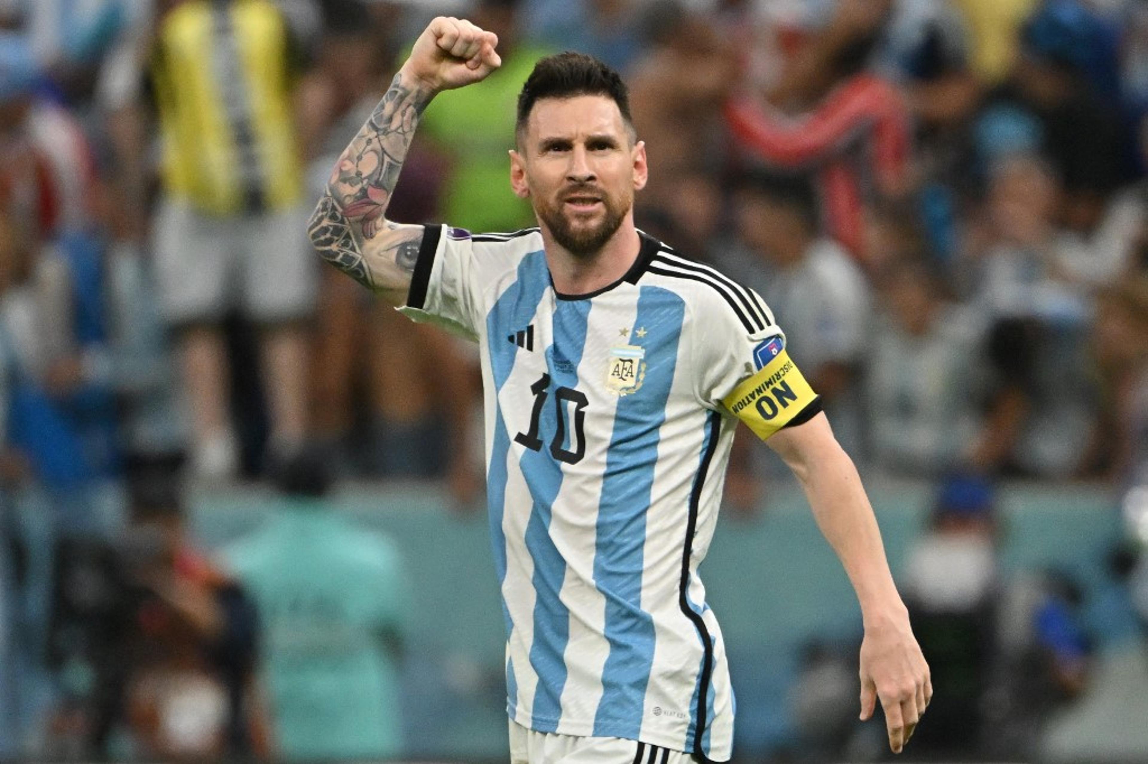 Messi brilha pela Argentina, mostra como é ser líder e se credencia como craque da Copa