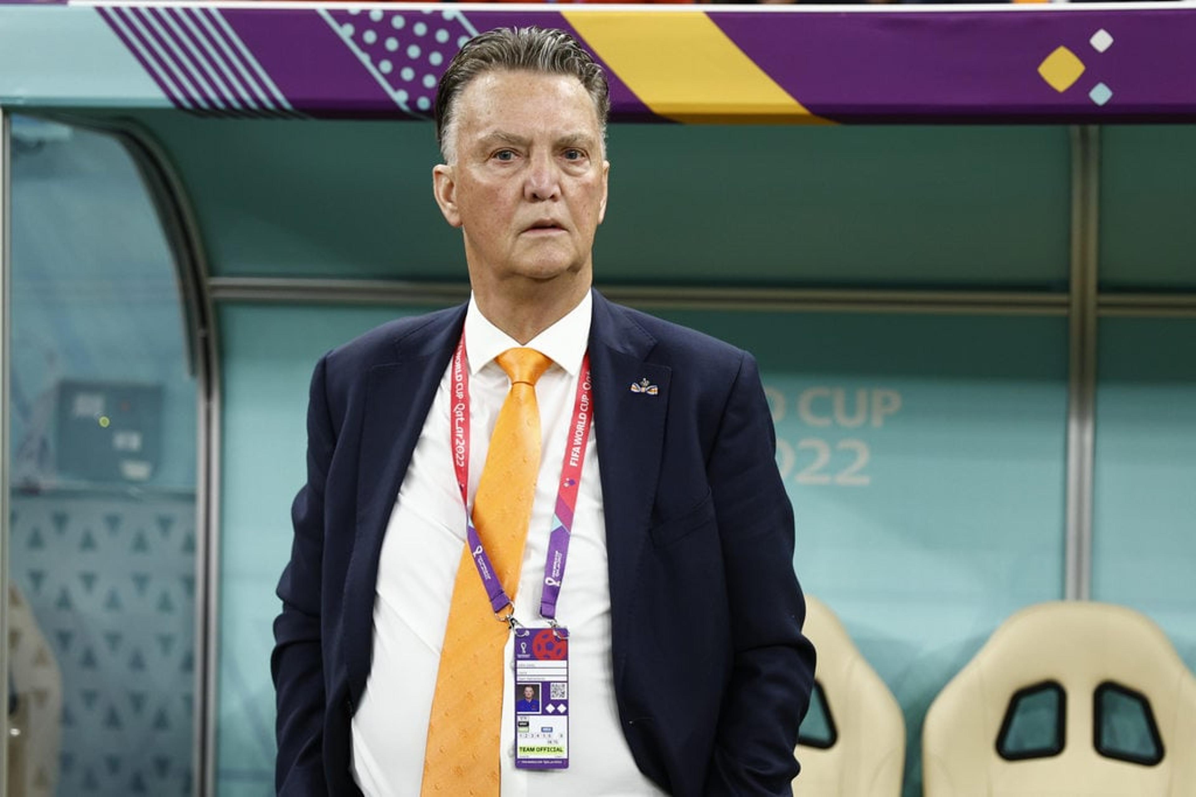 Em crise, Ajax tenta contratação de Van Gaal e técnico responde