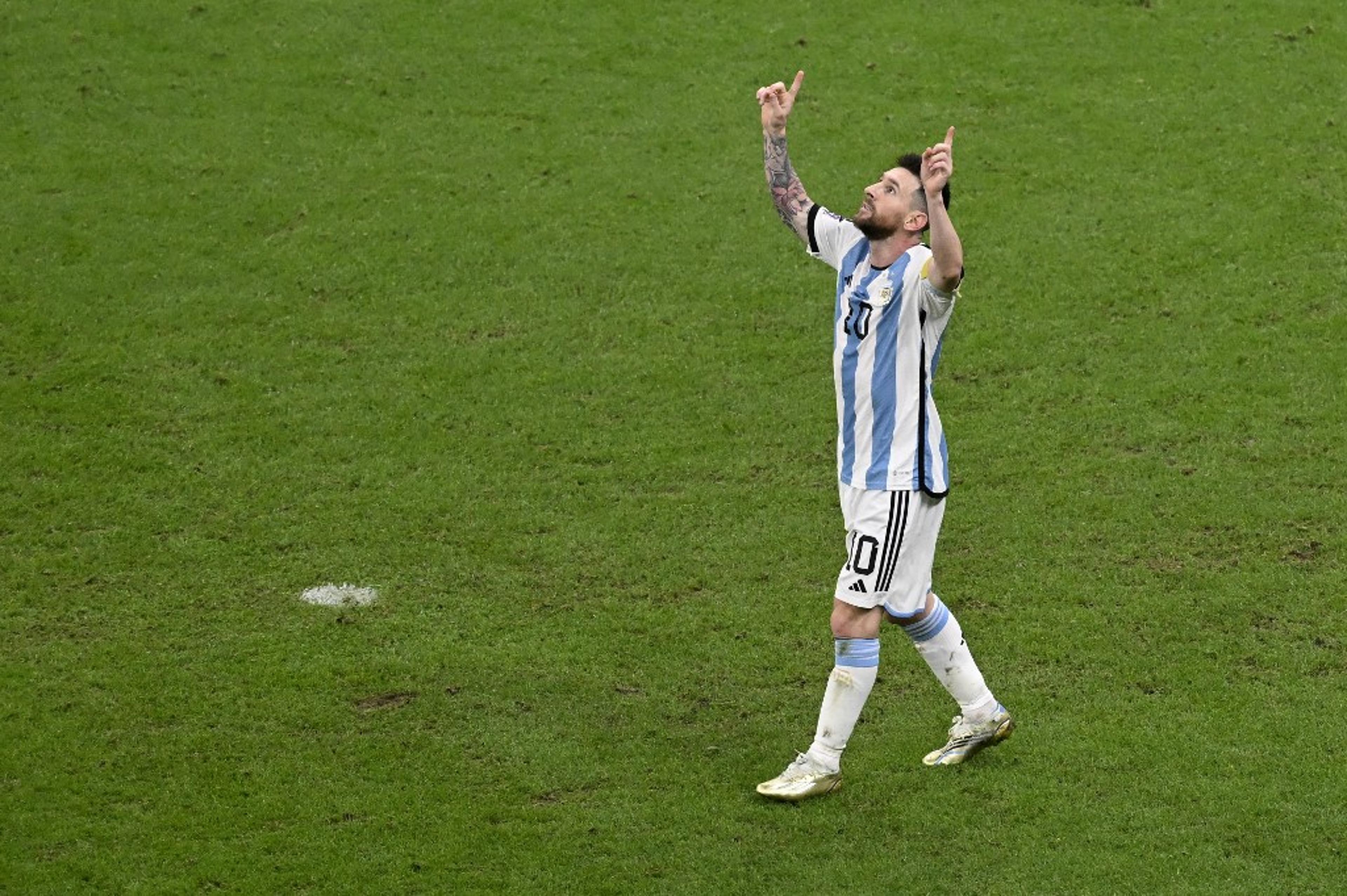 Messi iguala recorde de Batistuta, que parabeniza e manda recado ao craque argentino