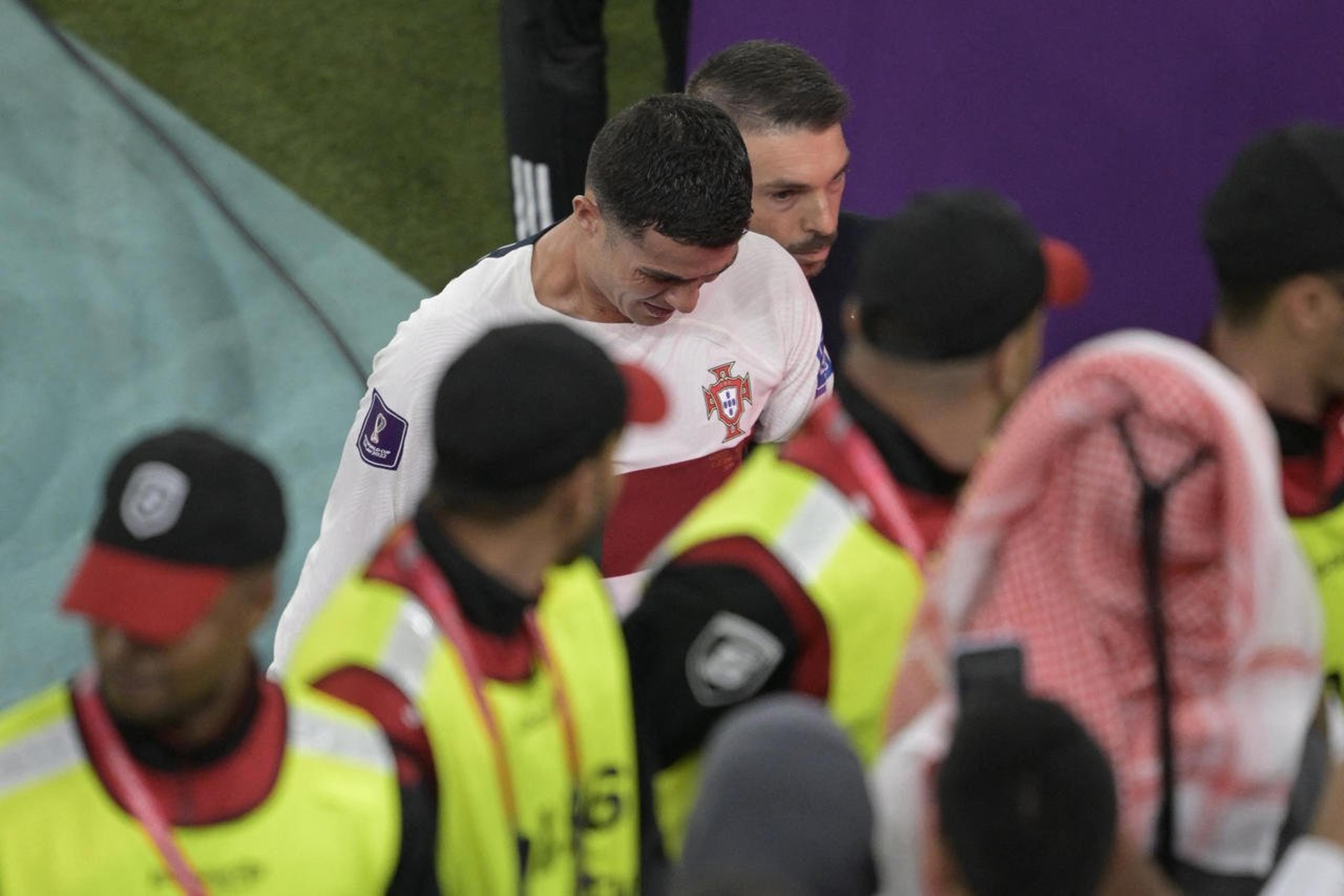 Cristiano Ronaldo deixa o campo chorando após eliminação de Portugal na Copa do Mundo