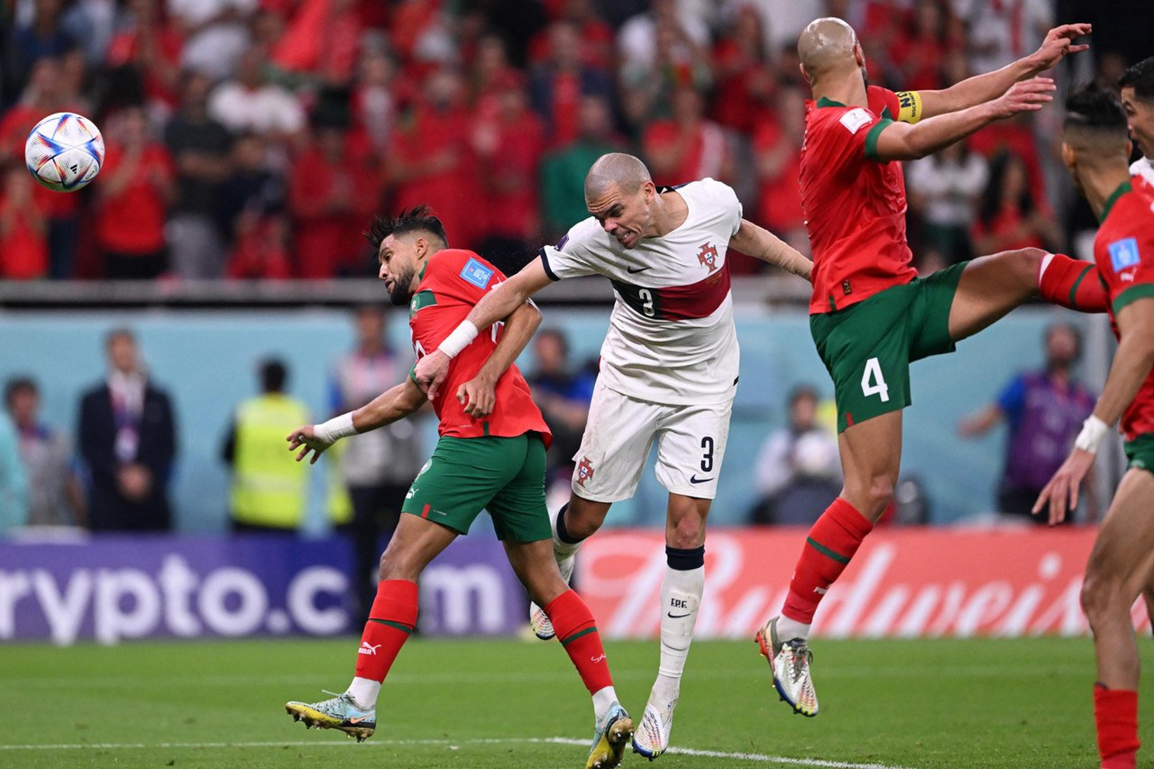 Pepe tem fratura no braço confirmada pela Federação de Portugal após eliminação na Copa