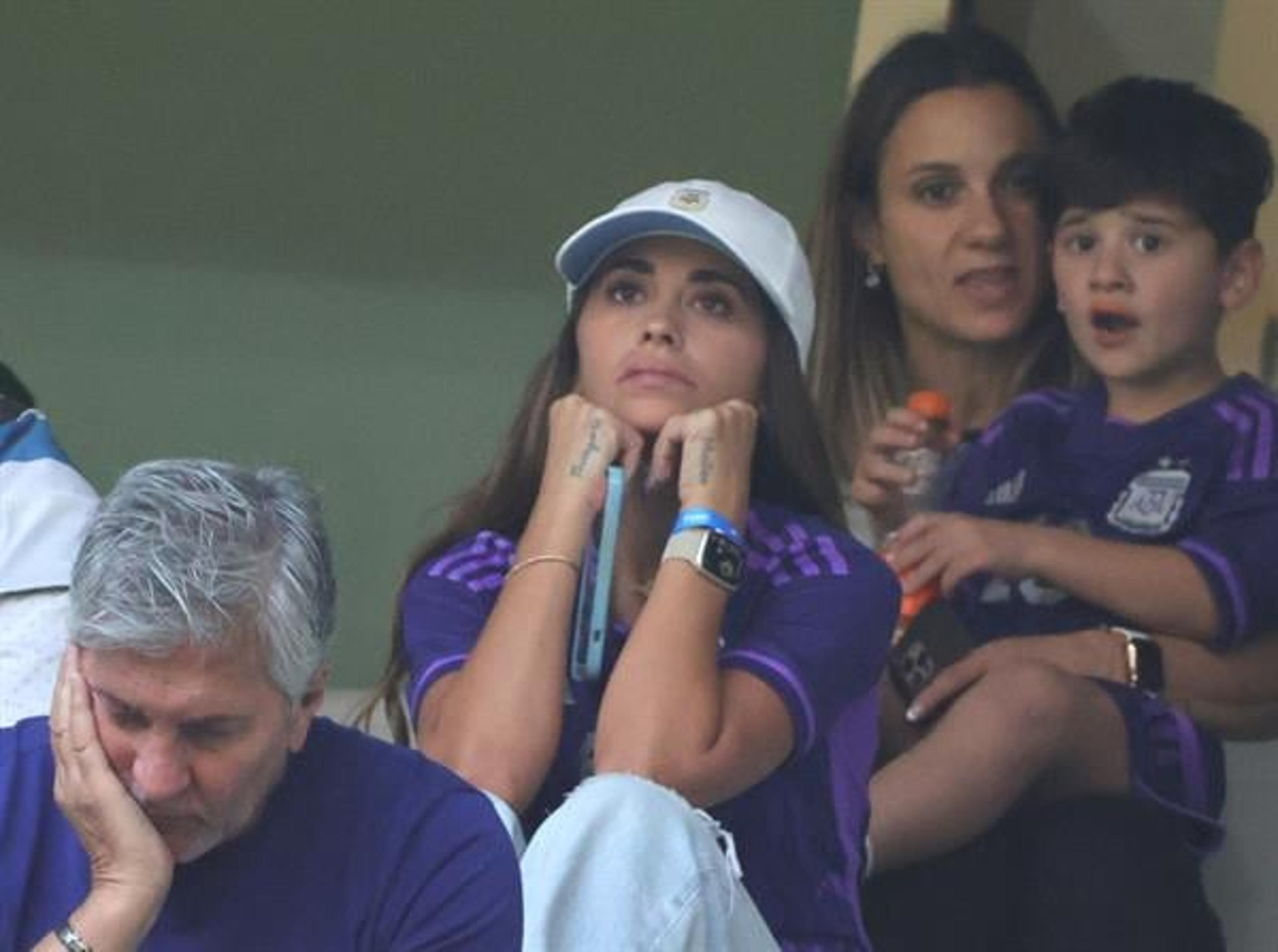 ‘Santa Antonella’: torcedores da Argentina exaltam esposa de Messi após conquista da Copa do Mundo