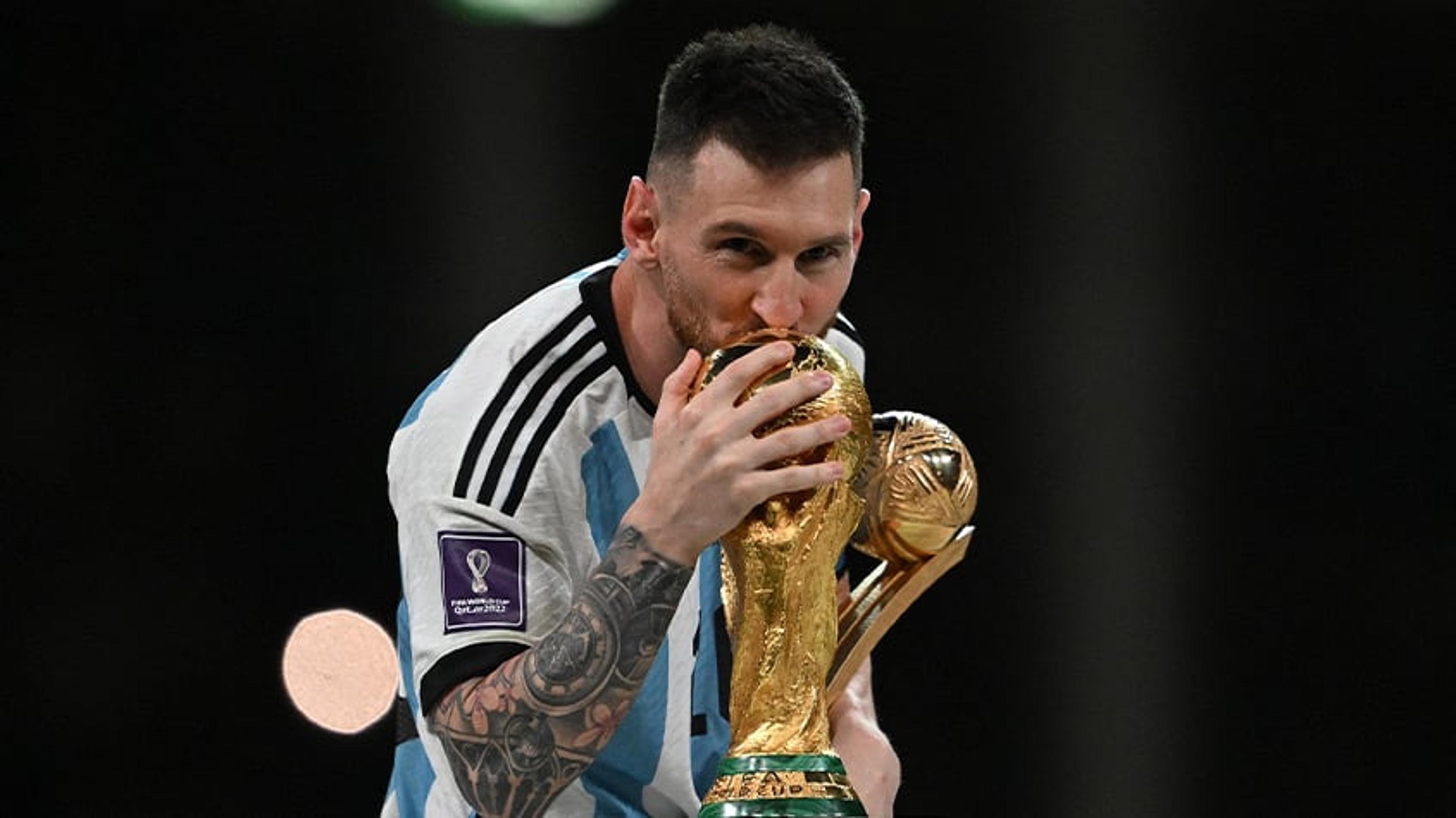 Messi posa com taça da Copa no avião e recebe comentários de craques do futebol