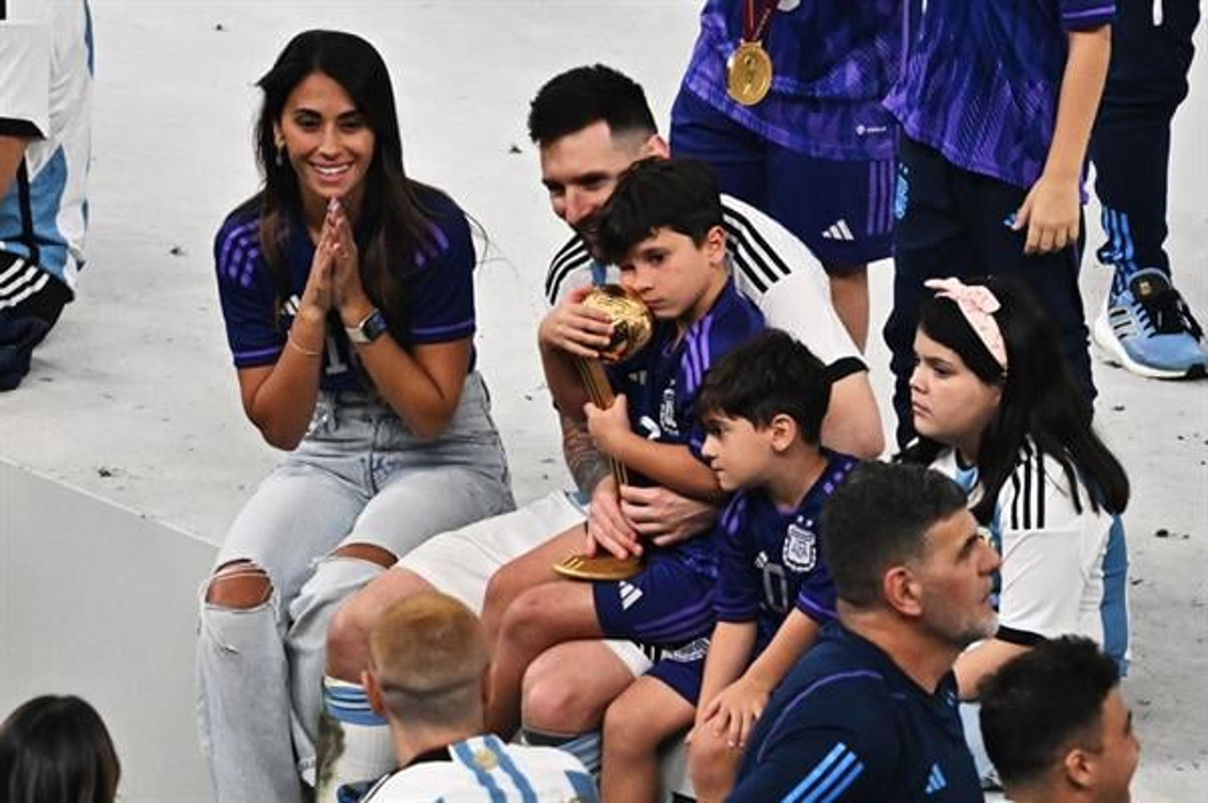 Messi comemora título da Argentina ao lado da esposa Antonella e dos filhos