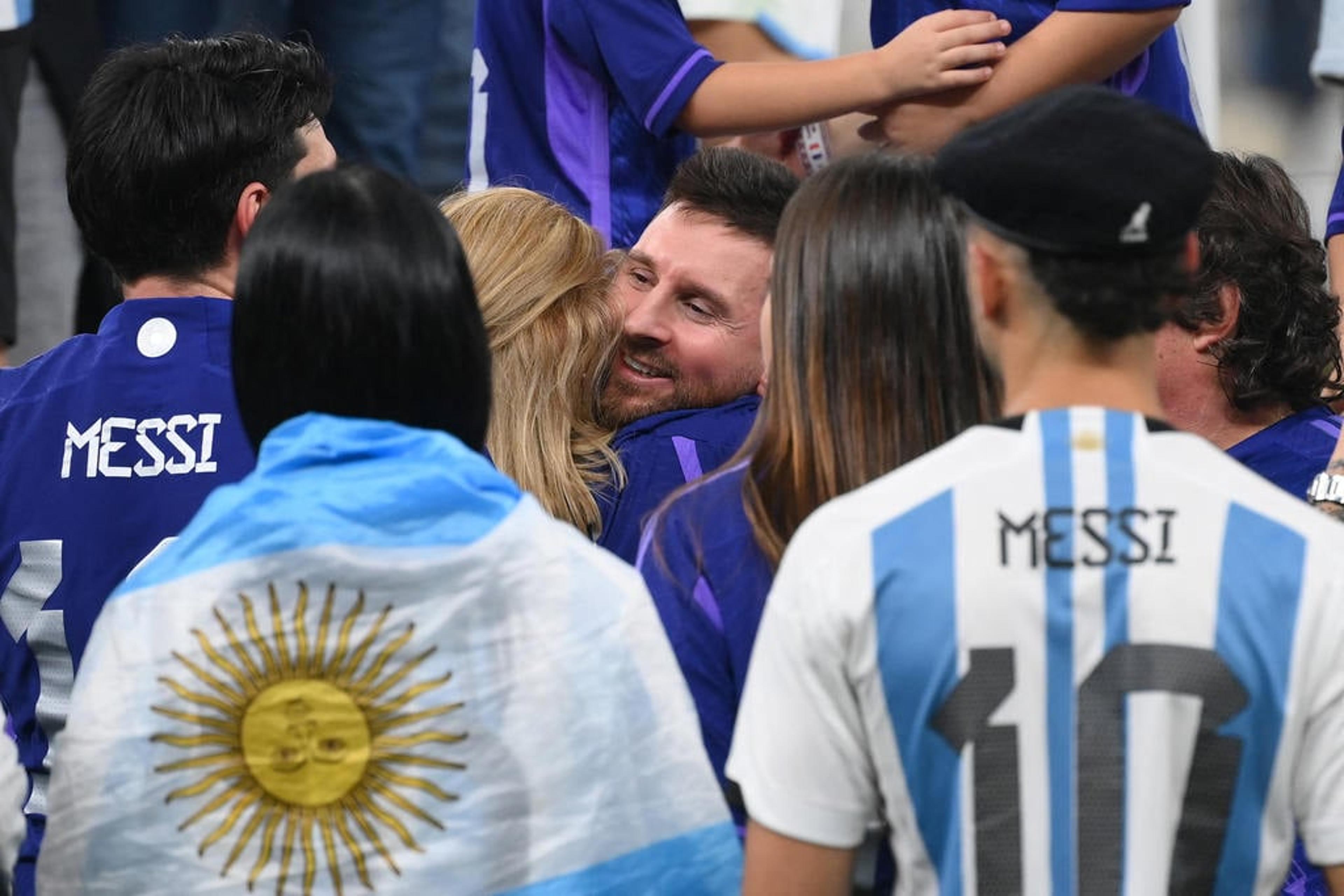 Messi comemora título da Copa do Mundo com a mãe no gramado