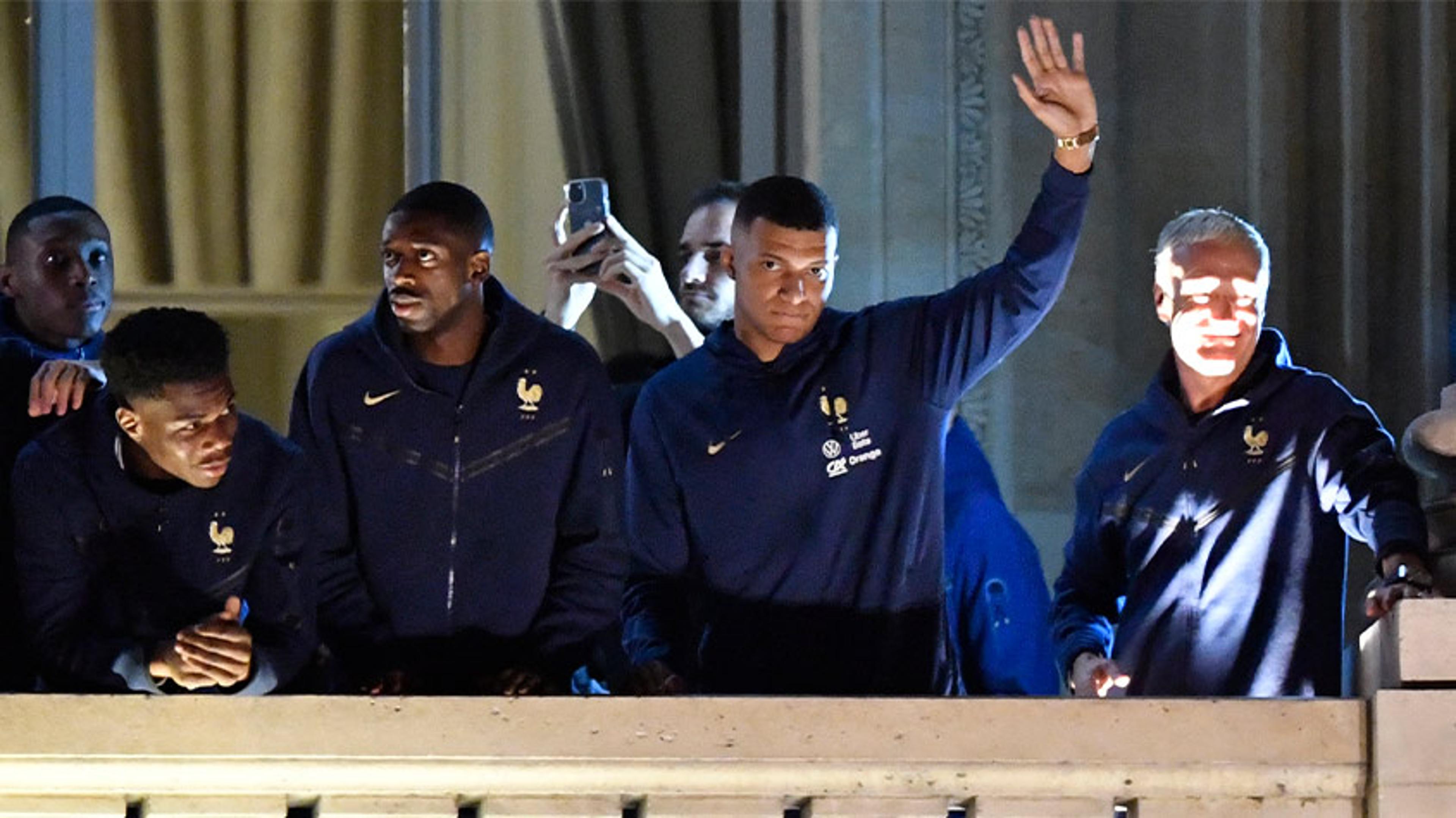 Após vice da Copa, jogadores da França são recebidos por multidão em Paris