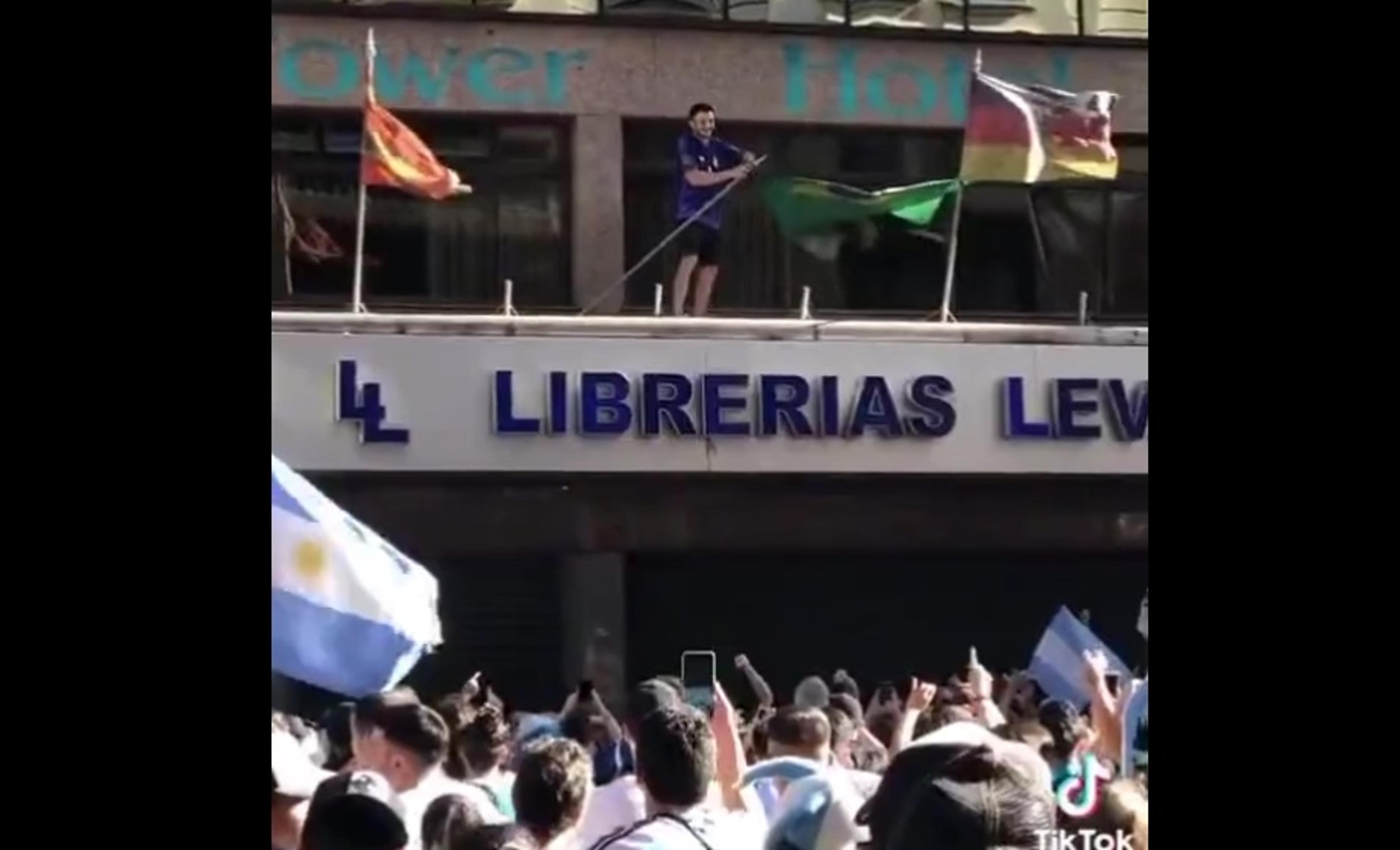 VÍDEO: argentino arranca bandeira do Brasil de prédio e leva multidão ao delírio durante festa do título