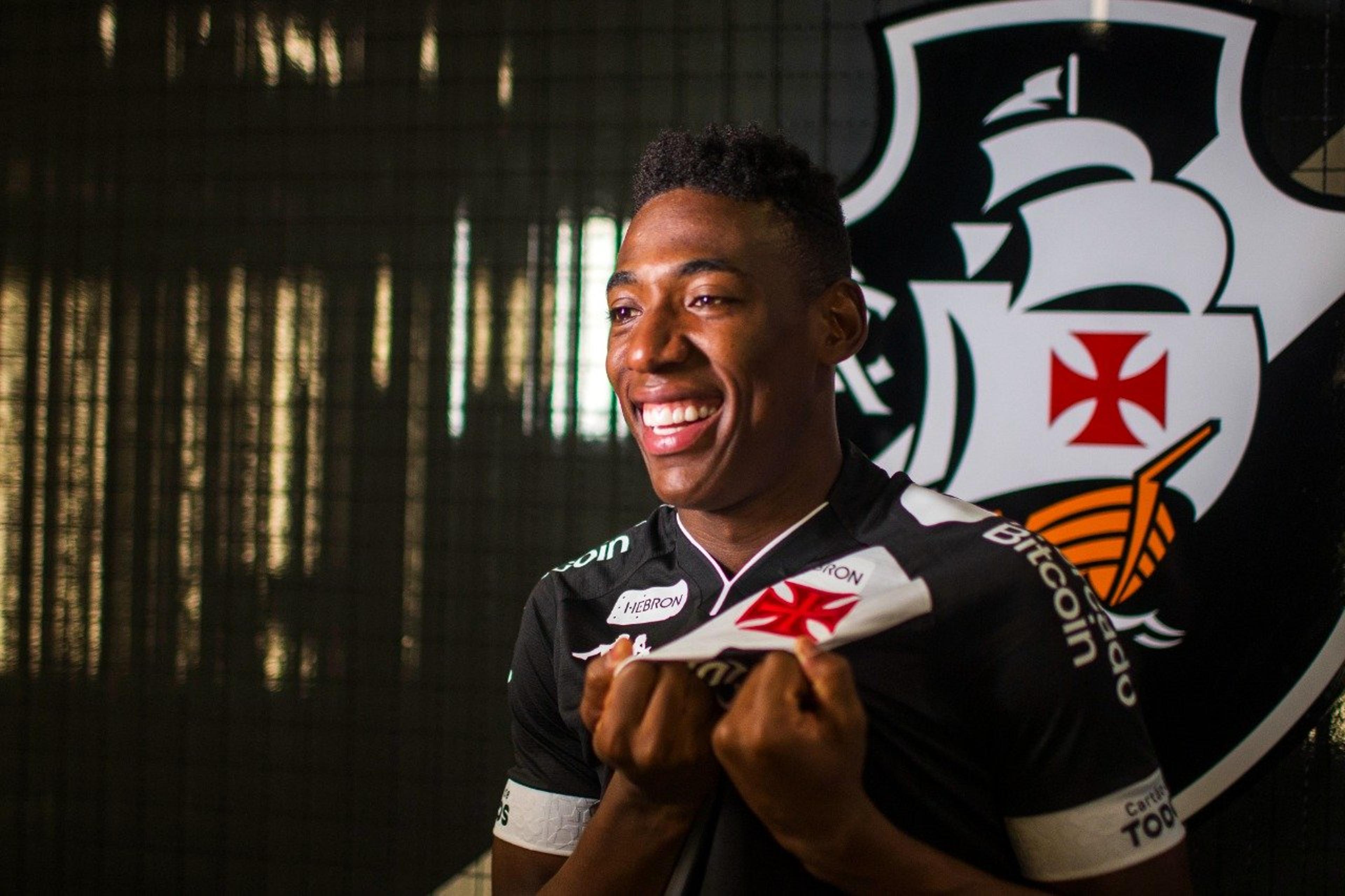 Torcedores comentam proposta do Athletico pelo zagueiro Léo, do Vasco