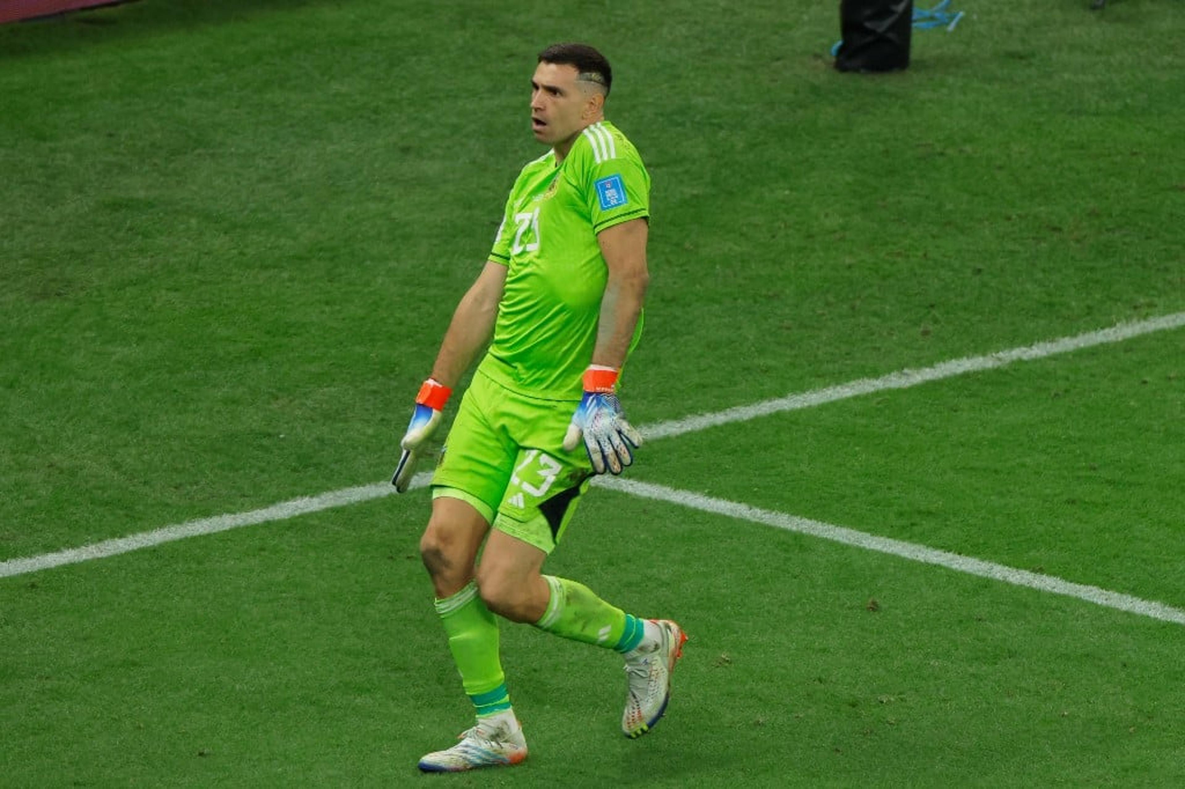 Na pele! Goleiro da Argentina tatua troféu da Copa do Mundo